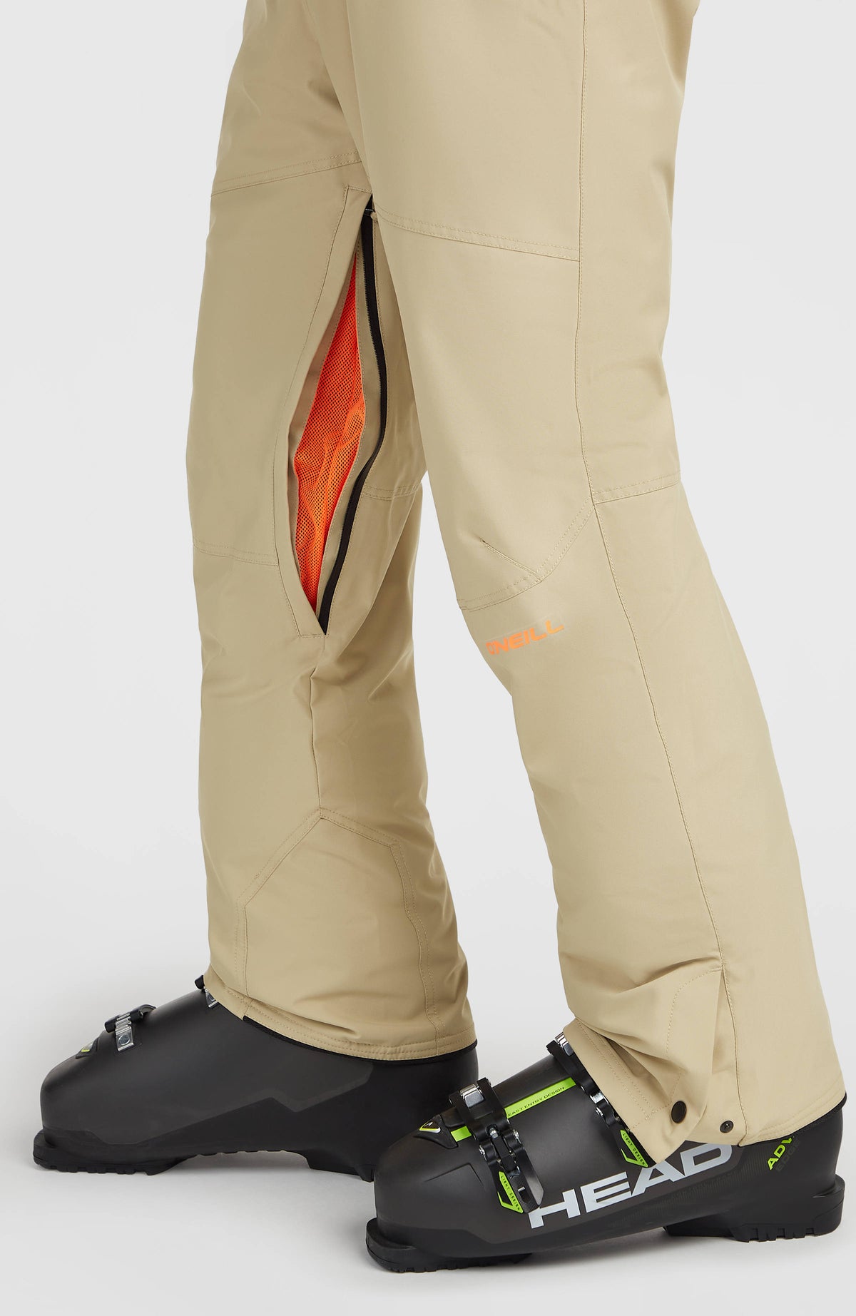 FWC'Cruz Skihose mit Trägern, beige, Nahaufnahme am Model mit geöffnetem Belüftungsreißverschluss