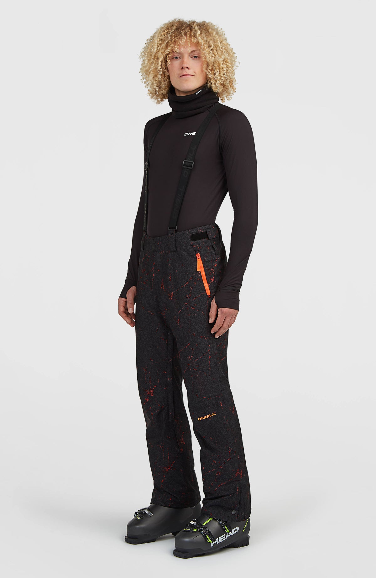 FWC'Cruz Skihose mit Trägern für Herren, schwarz mit Sprenkelmuster in Rot, Dreiviertelansicht am Model