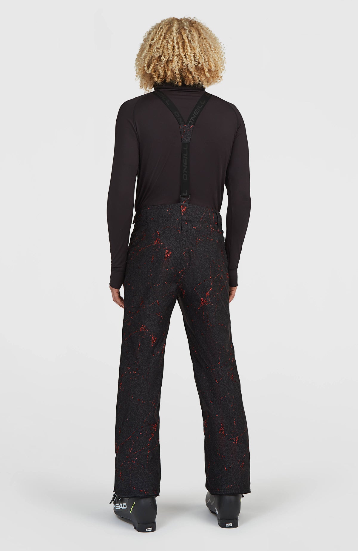 FWC'Cruz Skihose mit Trägern für Herren, schwarz mit Sprenkelmuster in Rot, Rückansicht am Model