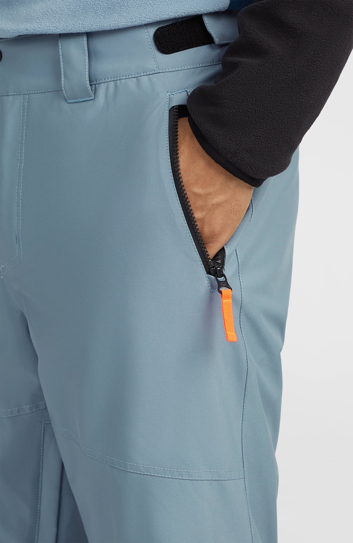 Blaue FWC'Cruz Skihose für Herren, Nahaufnahme der seitlichen Reißverschlusstasche am Model