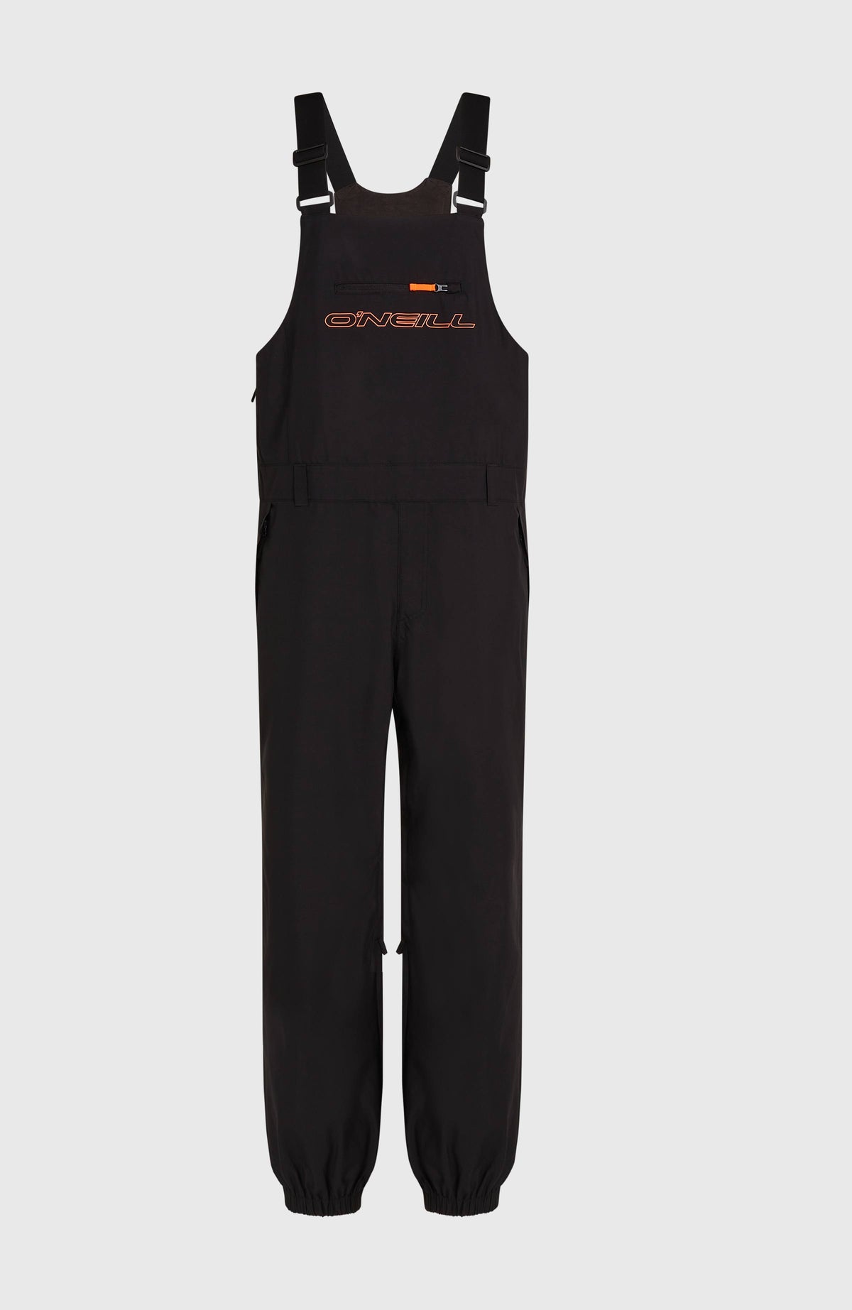 Schwarze FWC Crusher Skihose für Herren, freigestellt von vorne mit Trägern und Latz