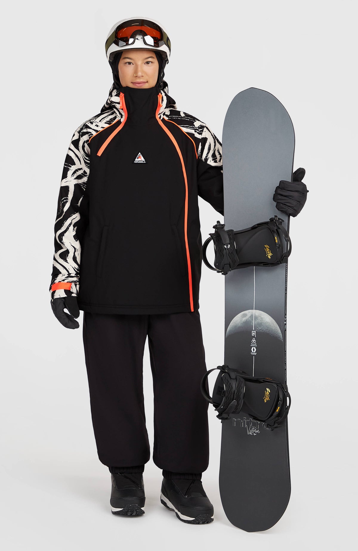 FWC Crusher Skihose für Herren, schwarz, am Model kombiniert mit Snowboardjacke