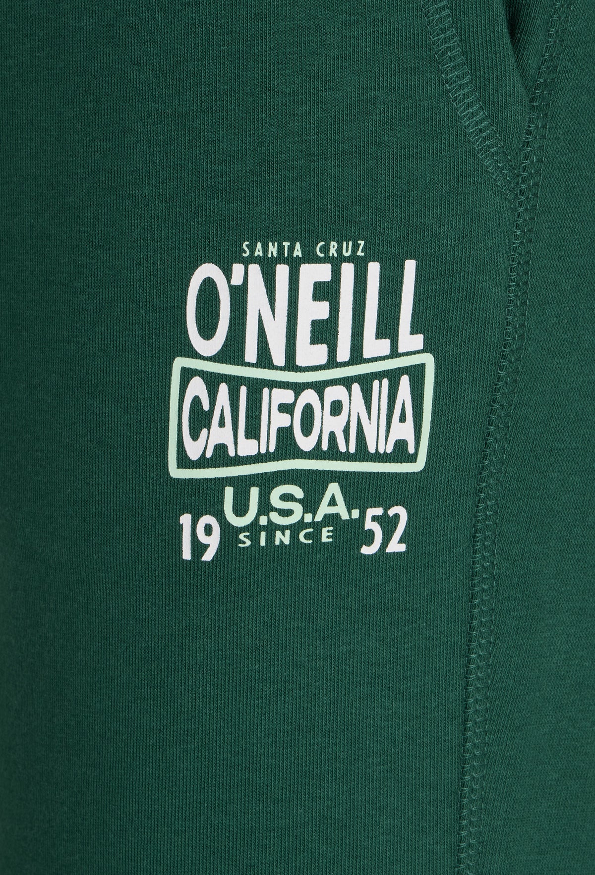 Nahaufnahme des Logo-Prints in Weiß auf der grünen CALI SWEATPANTS für Herren