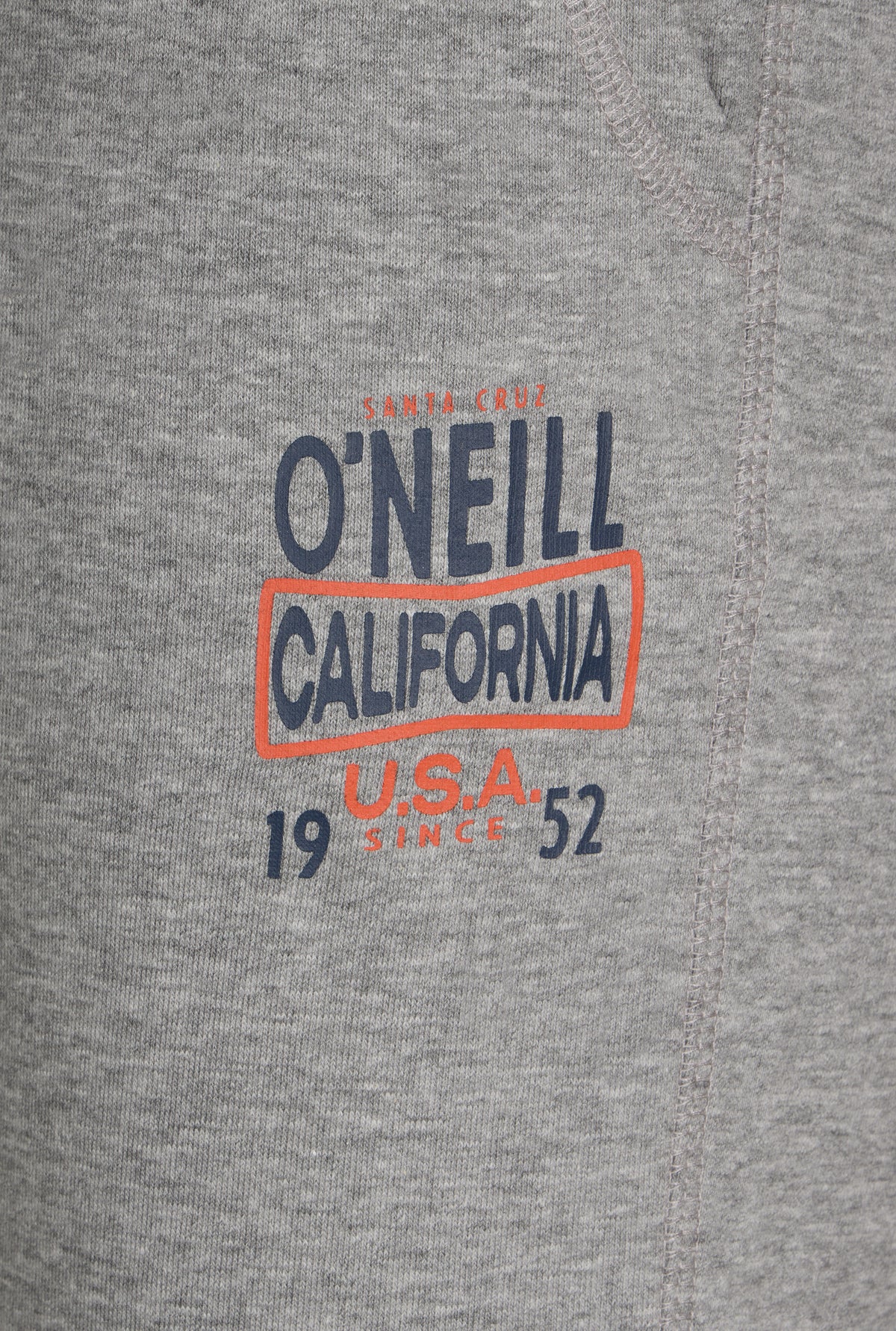 CALI SWEATPANTS für Herren, grau mit Logo-Print in Blau und Orange, Nahaufnahme des Logo-Prints am Hosenbein