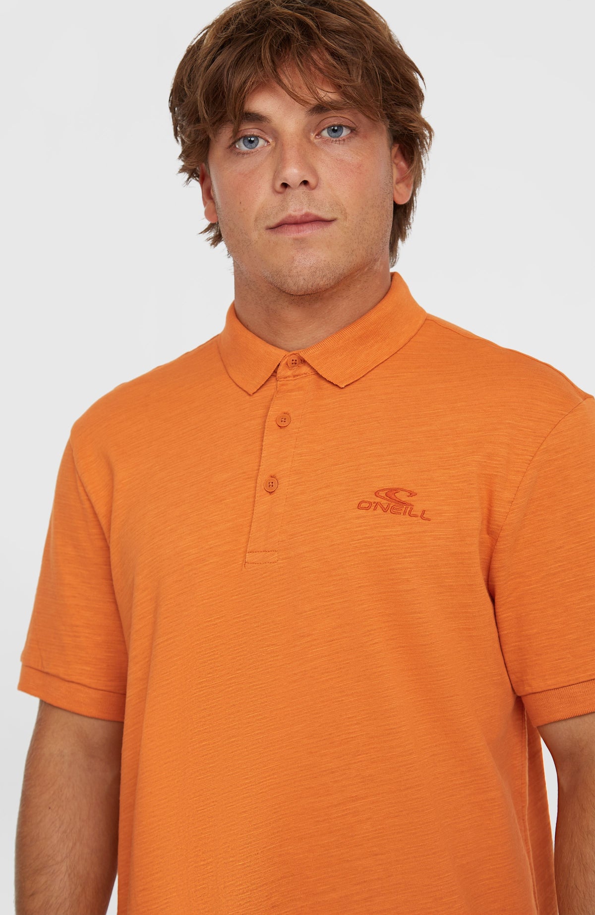 Slub Small Logo Poloshirt, orange, Nahaufnahme von Kragen, Knopfleiste und Logo am Model