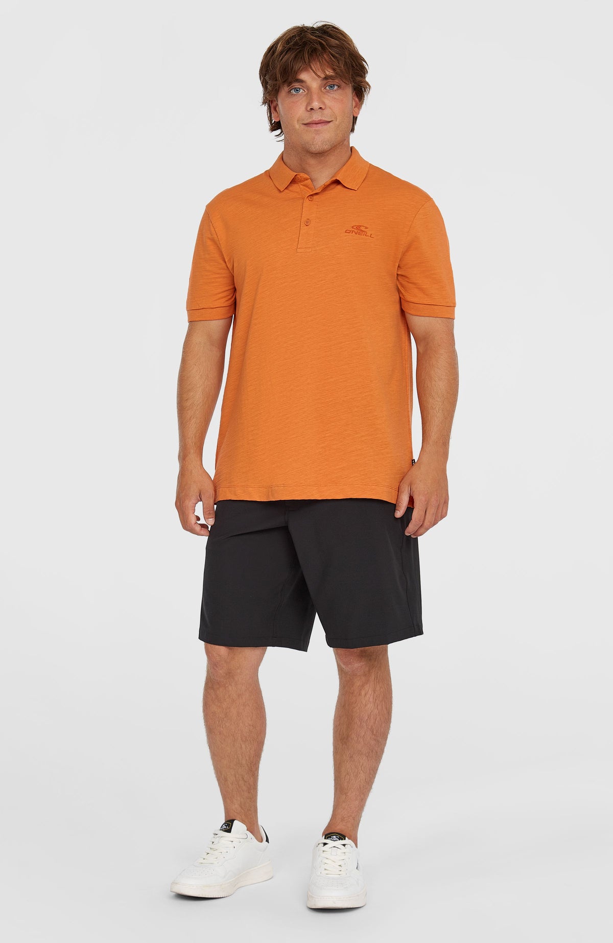 Slub Small Logo Poloshirt für Herren, orange, Ganzkörperansicht von vorne am Model