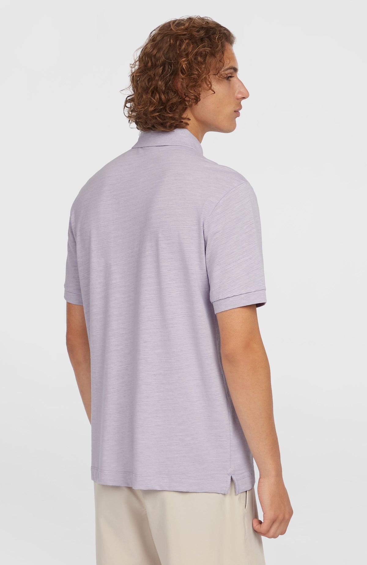 Slub Small Logo Poloshirt für Herren, lila, Ansicht von hinten am Model mit gerippten Ärmelbündchen