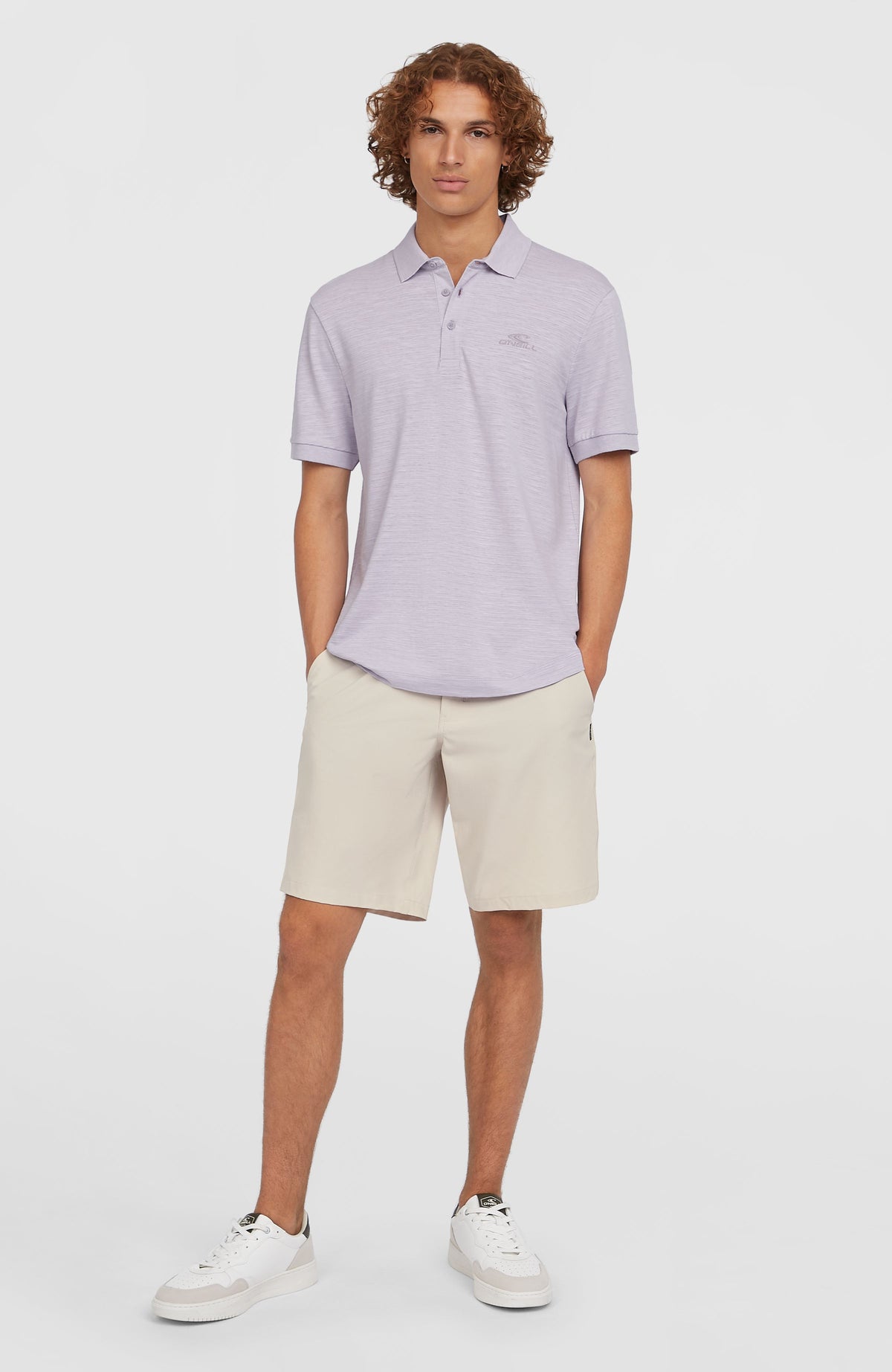 Lila Slub Small Logo Poloshirt für Herren, Ganzkörperansicht getragen am Model
