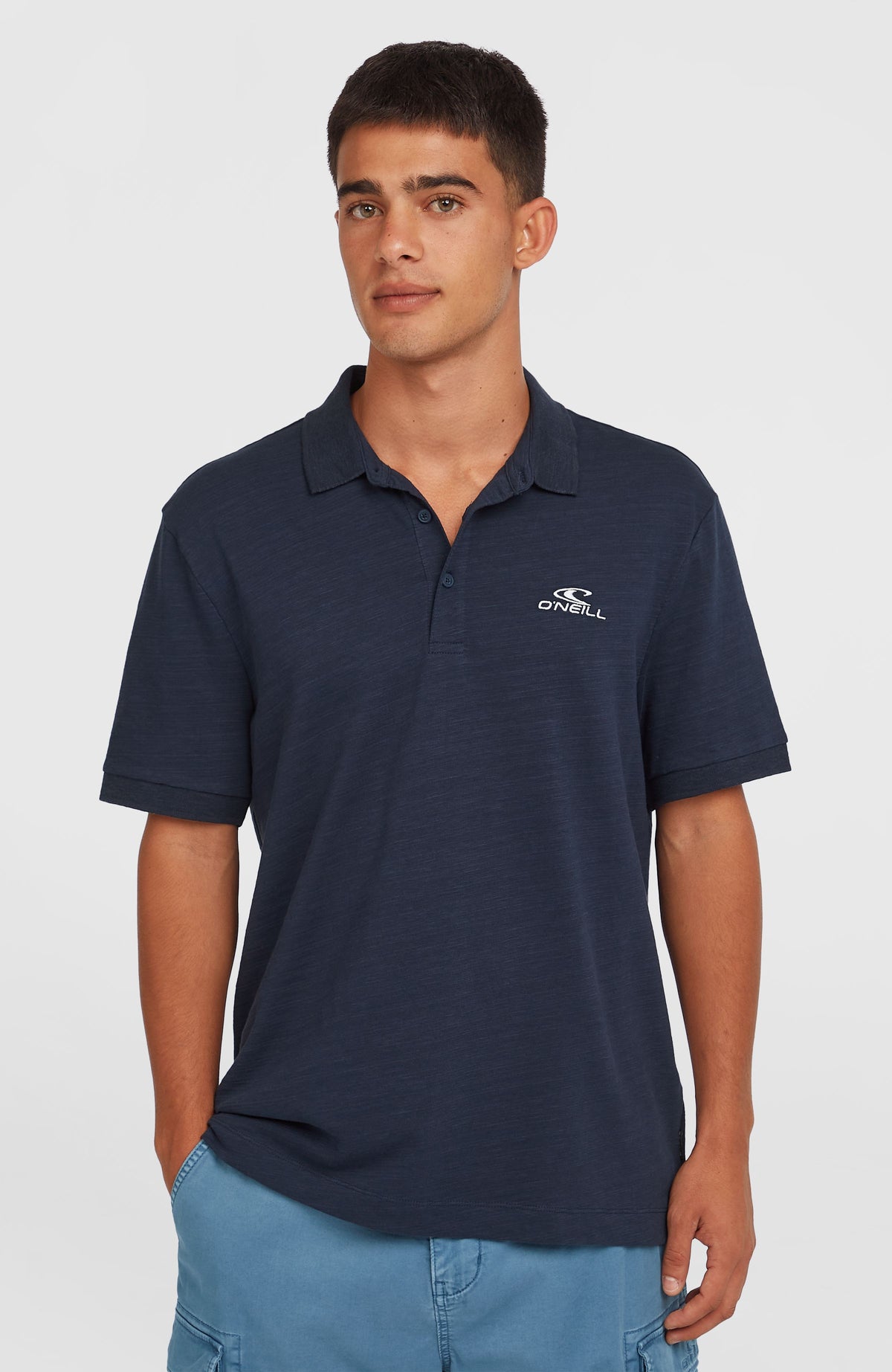 O'Neill Slub Small Logo Poloshirt für Herren, blau mit Logo-Print in Weiß, Vorderansicht am Model