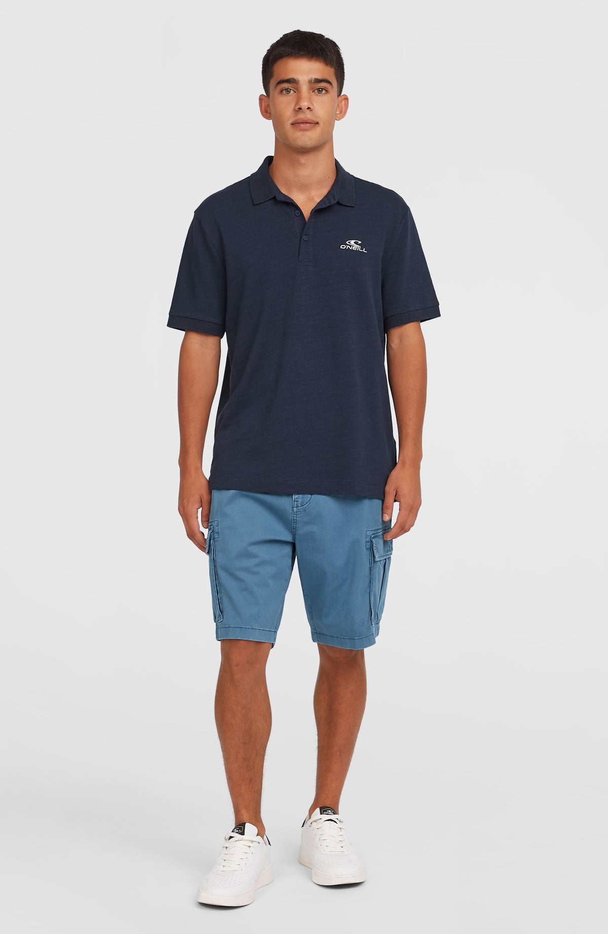 Slub Small Logo Poloshirt für Herren, blau mit Logo-Print in Weiß, Ganzkörperansicht am Model