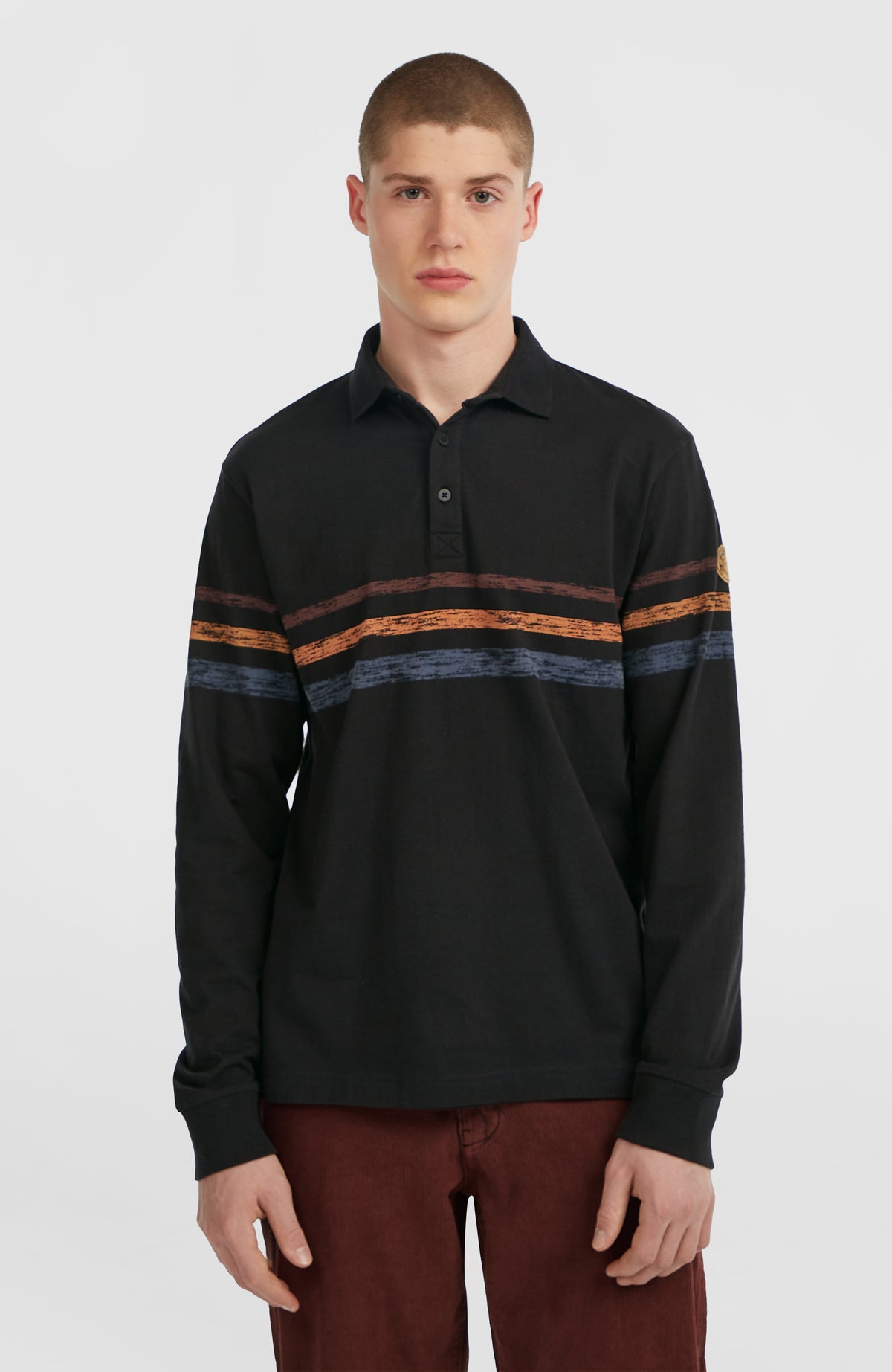O'Neill O'Riginals Poloshirt für Herren, schwarz mit Streifenmuster in Orange und Blau, Vorderansicht am Model
