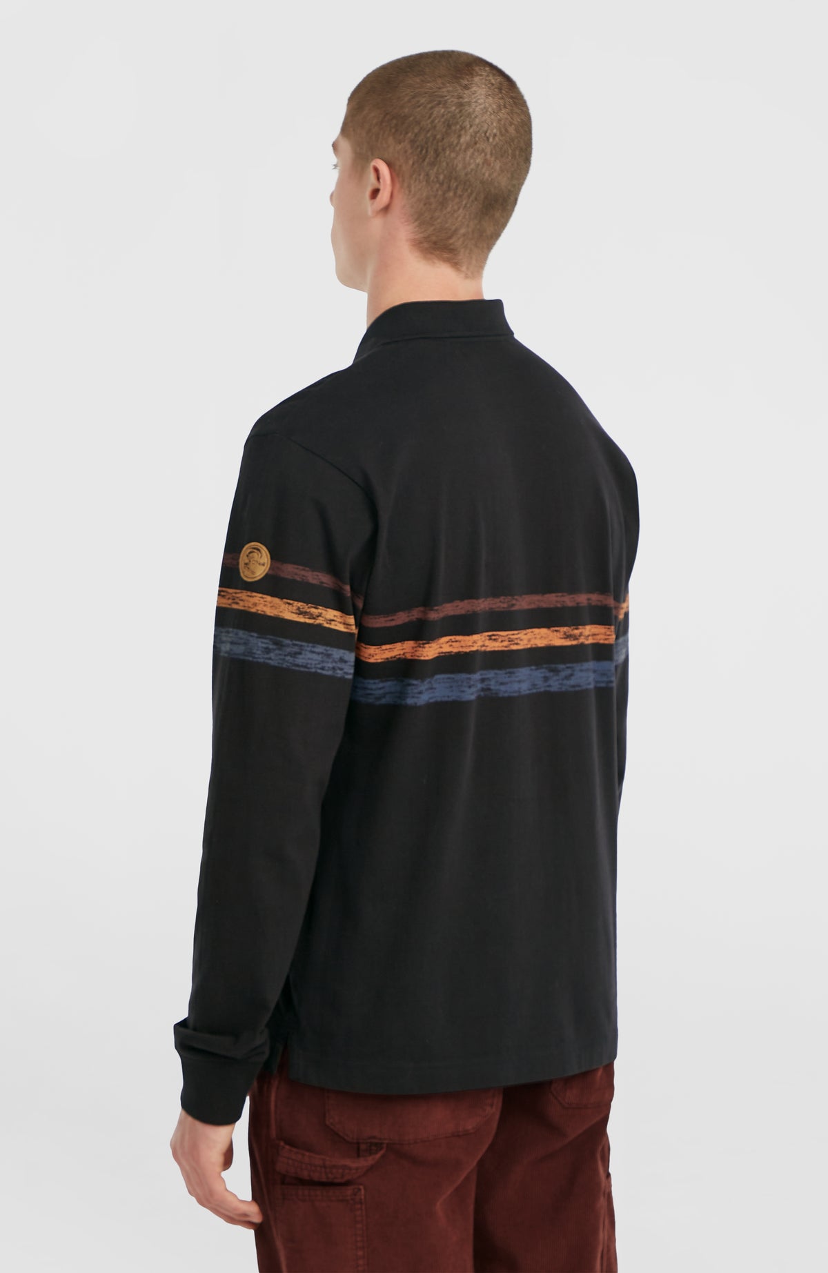O'Riginals Poloshirt für Herren, schwarz mit Streifenmuster in Orange und Blau, Rückansicht am Model