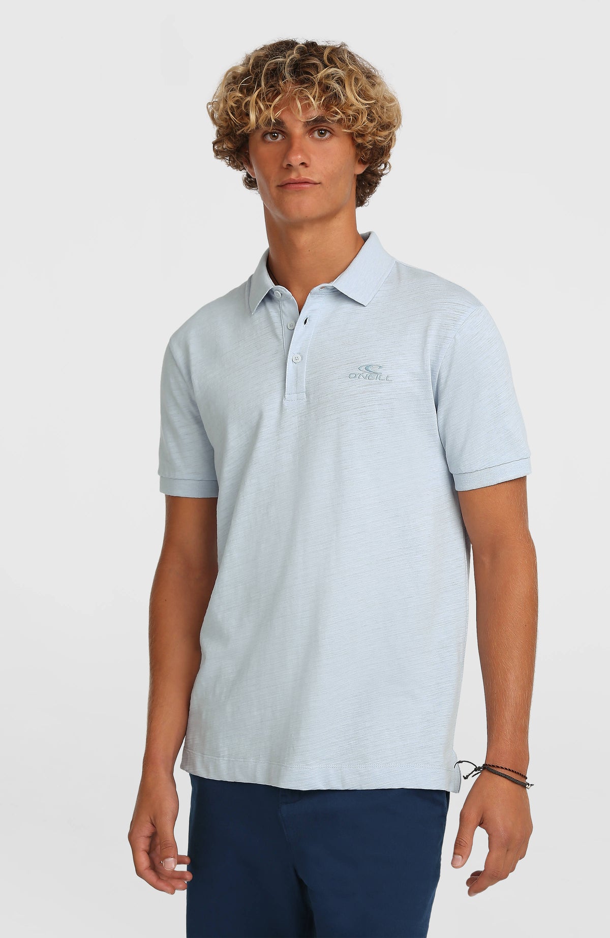 O'Neill Slub Poloshirt für Herren, blau, Vorderansicht am Model mit Kragen und Knopfleiste