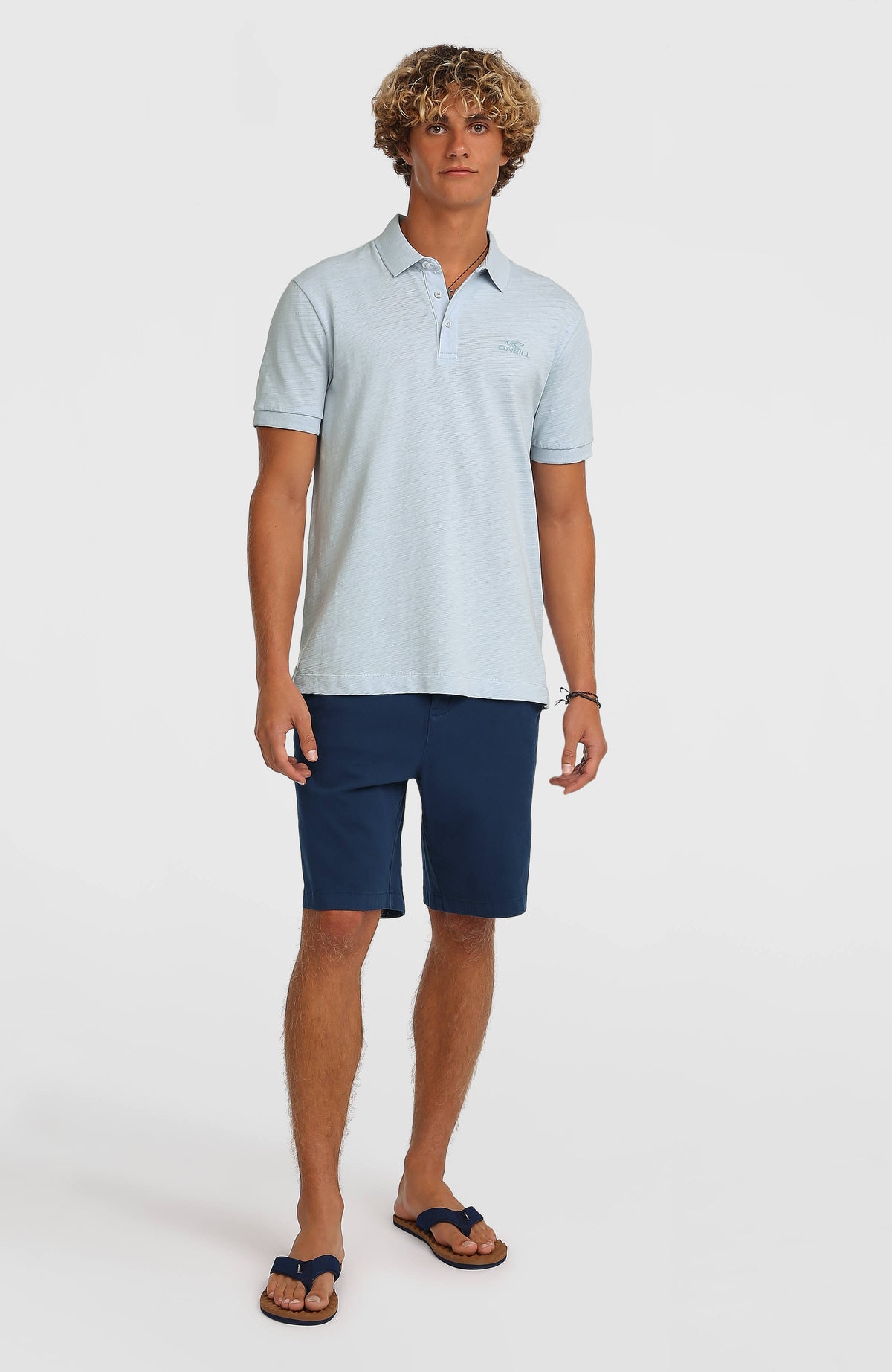 Blaues Slub Poloshirt für Herren, Ganzkörperansicht von vorne am Model