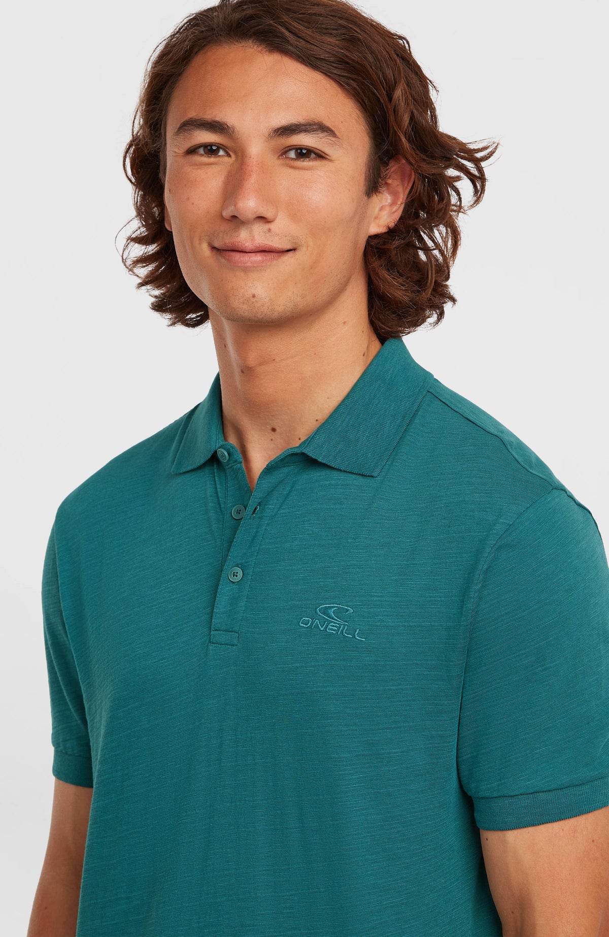 Slub Poloshirt für Herren, grün, Nahaufnahme von Kragen, Knöpfen und gesticktem Logo, am Model
