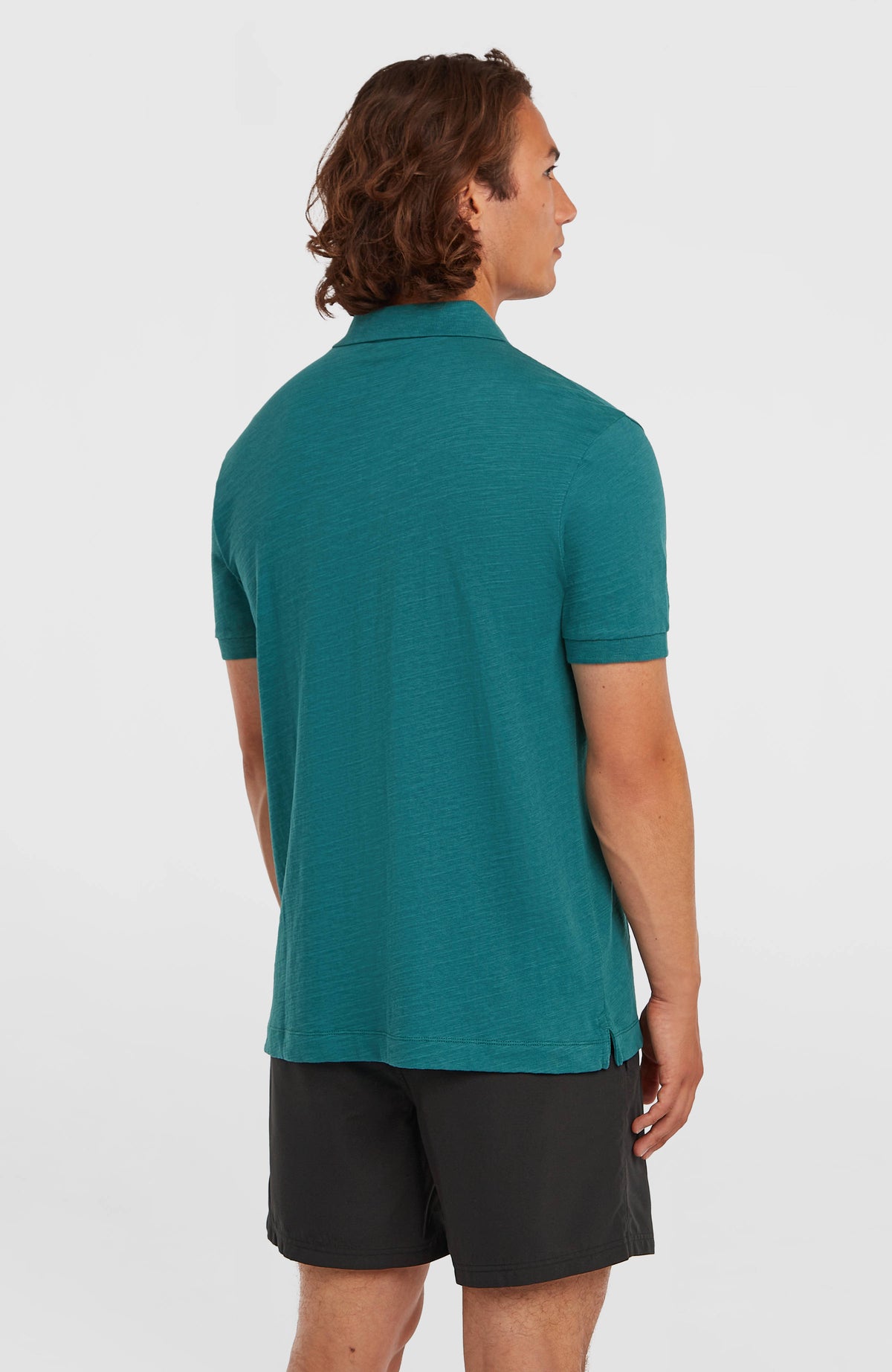 Slub Poloshirt für Herren, grün, Rückansicht mit kurzen Ärmeln und geripptem Kragen, getragen am Model