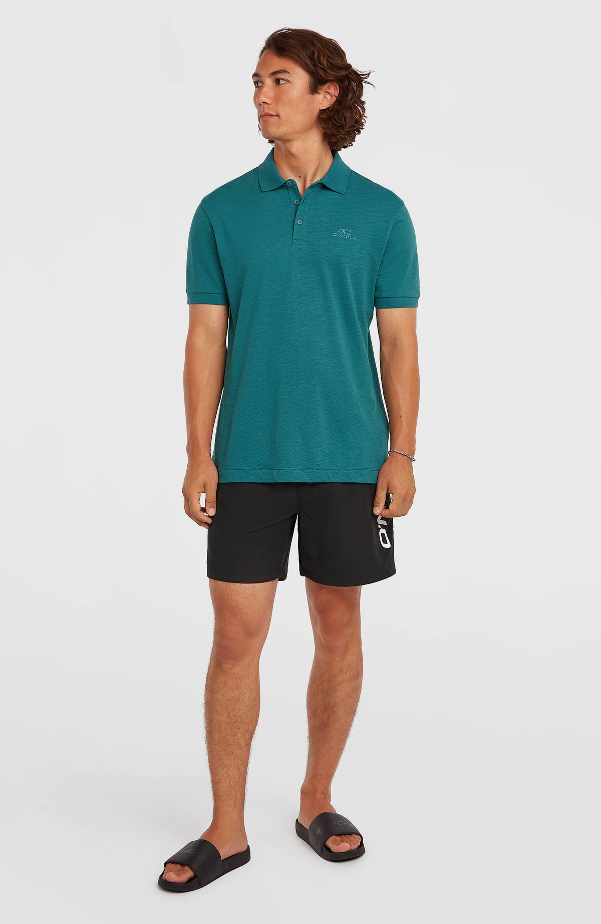 Slub Poloshirt für Herren, grün, Ganzkörperansicht von vorne mit geradem Saumabschluss, am Model