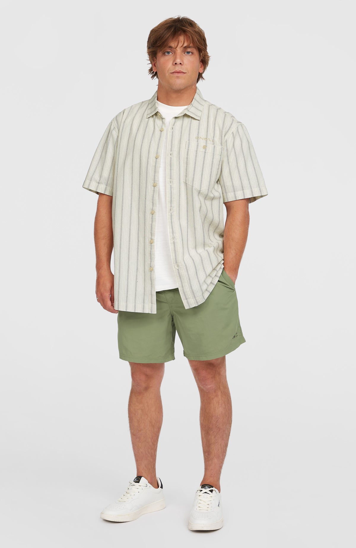 Jacquard Stripe Hemd für Herren, beige mit Streifenmuster in Schwarz, Ganzkörperansicht von vorne am Model
