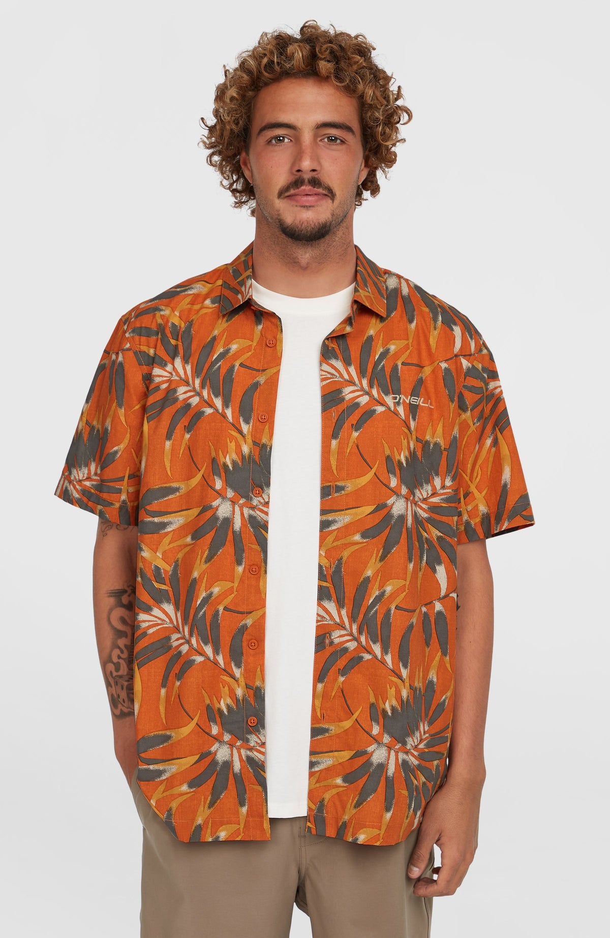 O'Neill Print-Shirt für Herren, orange mit Blättermuster in Grau und Gelb, Vorderansicht am Model