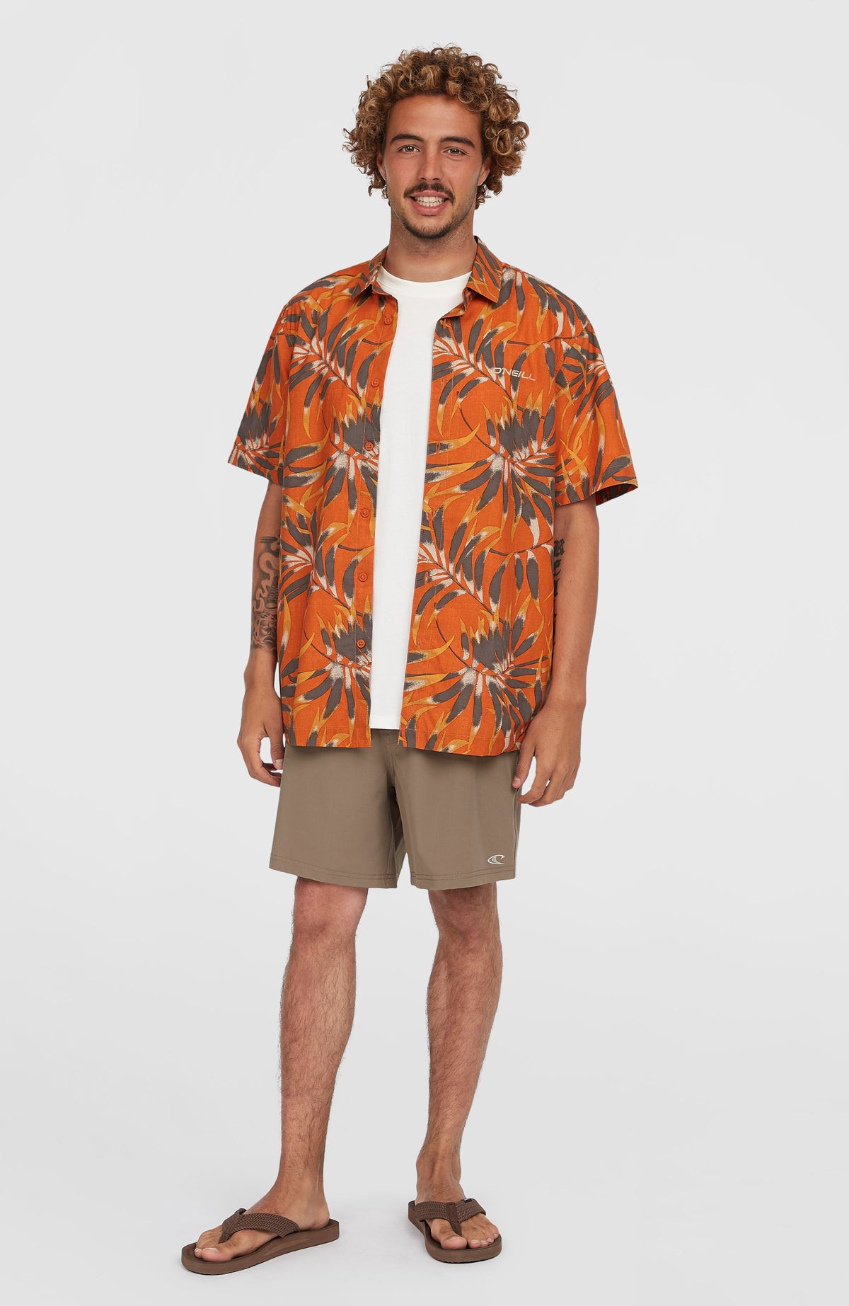 Print-Shirt für Herren, orange mit Blättermuster in Grau und Gelb, Ganzkörperansicht am Model