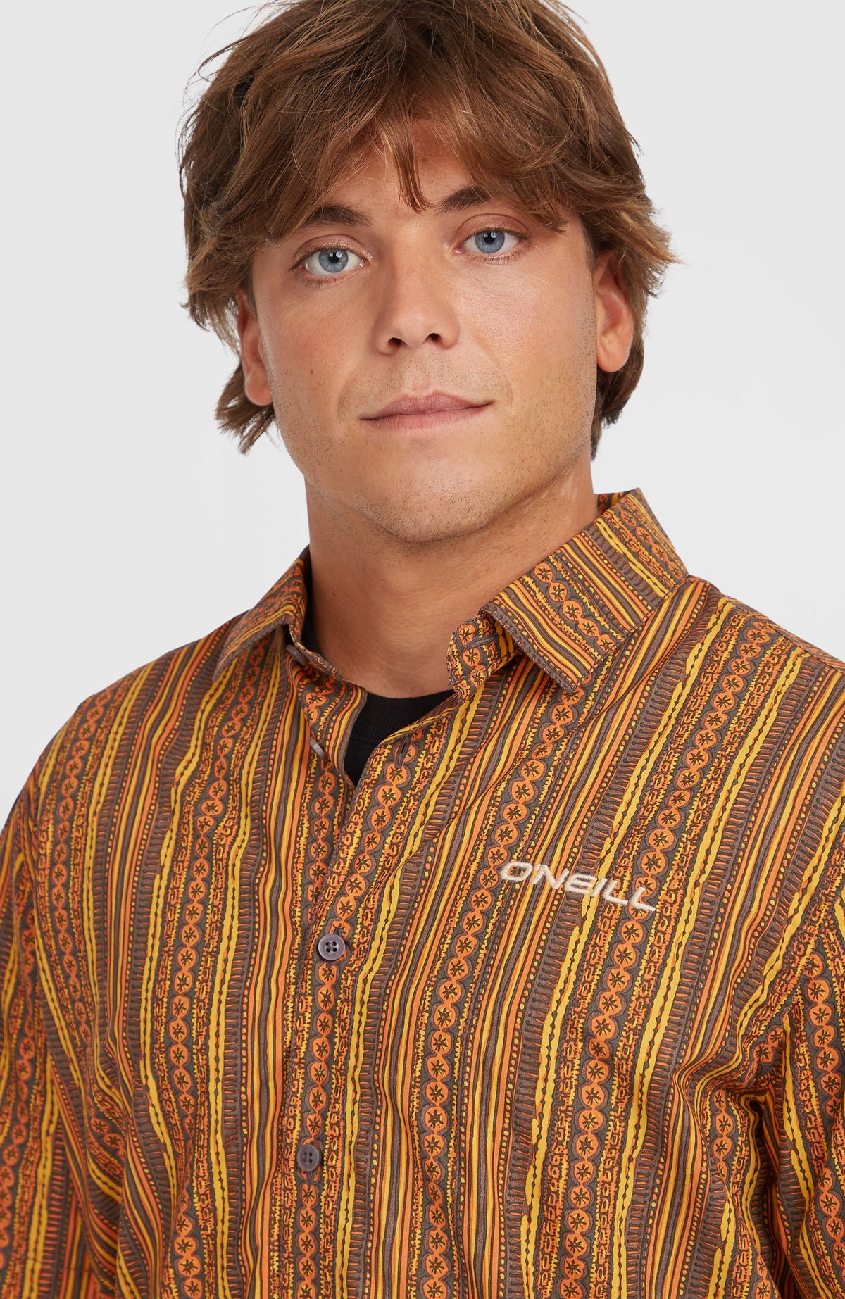 Print-Shirt für Herren, orange mit Streifenmuster, Nahaufnahme von Kragen und Logo-Schriftzug am Model