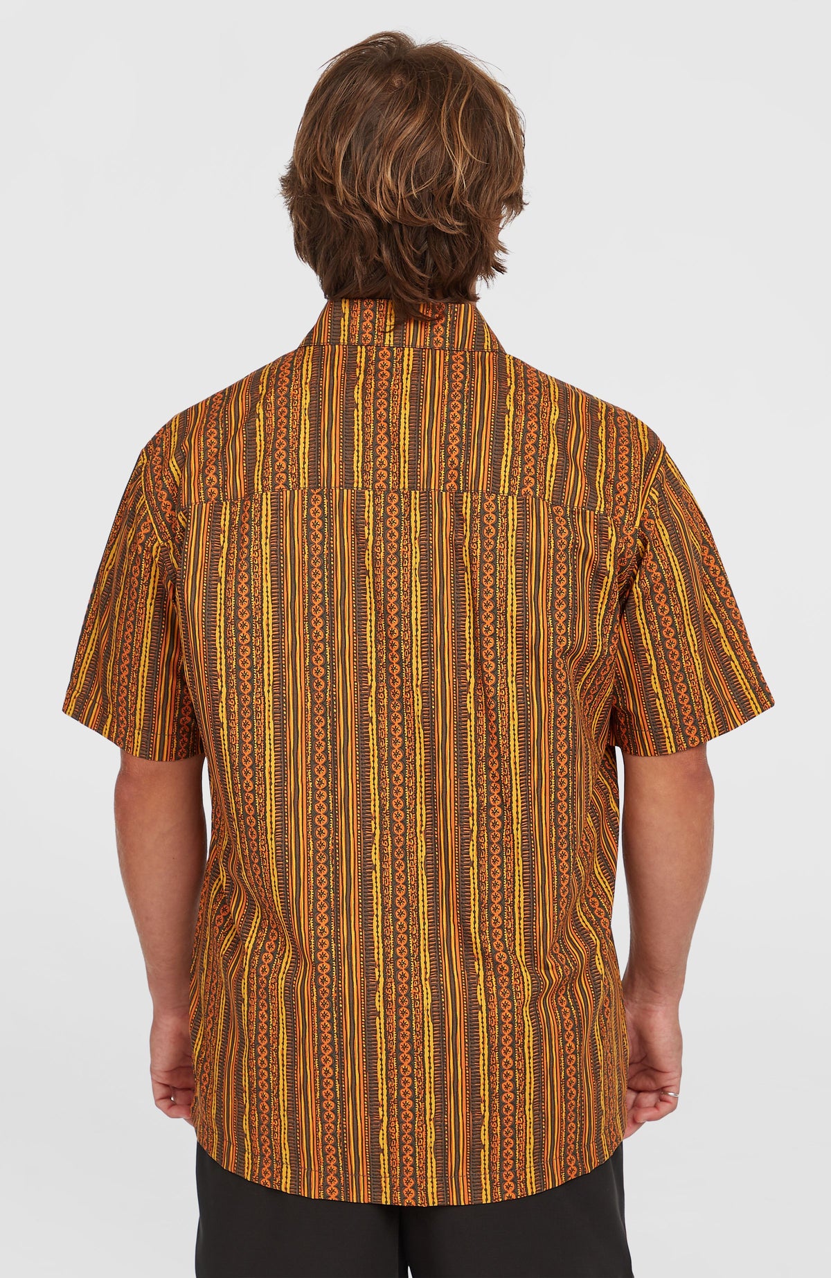 Print-Shirt für Herren, orange mit Streifenmuster in Gelb und Braun, Rückansicht am Model