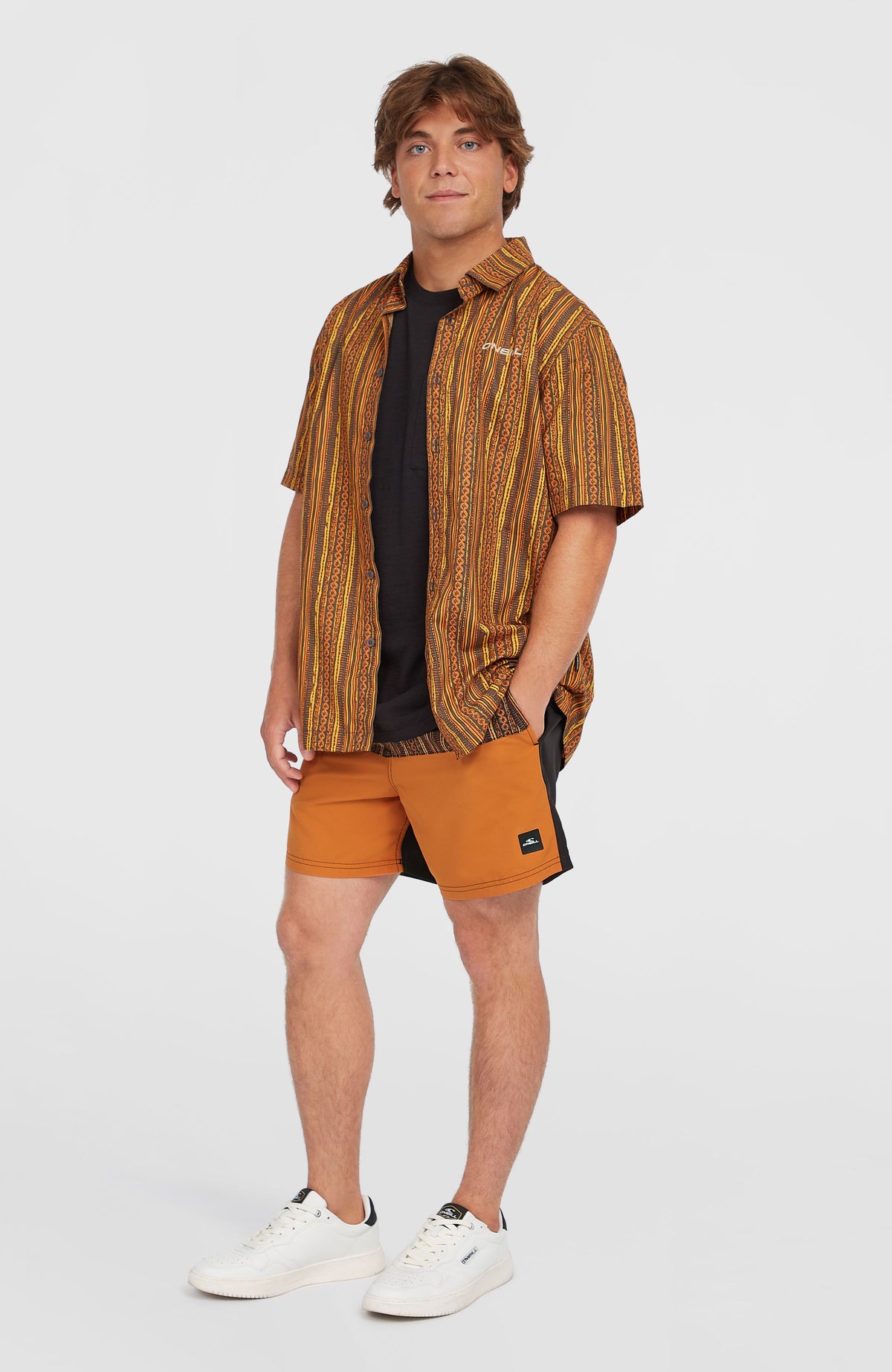 Print-Shirt für Herren, orange mit Streifenmuster in Gelb und Braun, Ganzkörperansicht am Model