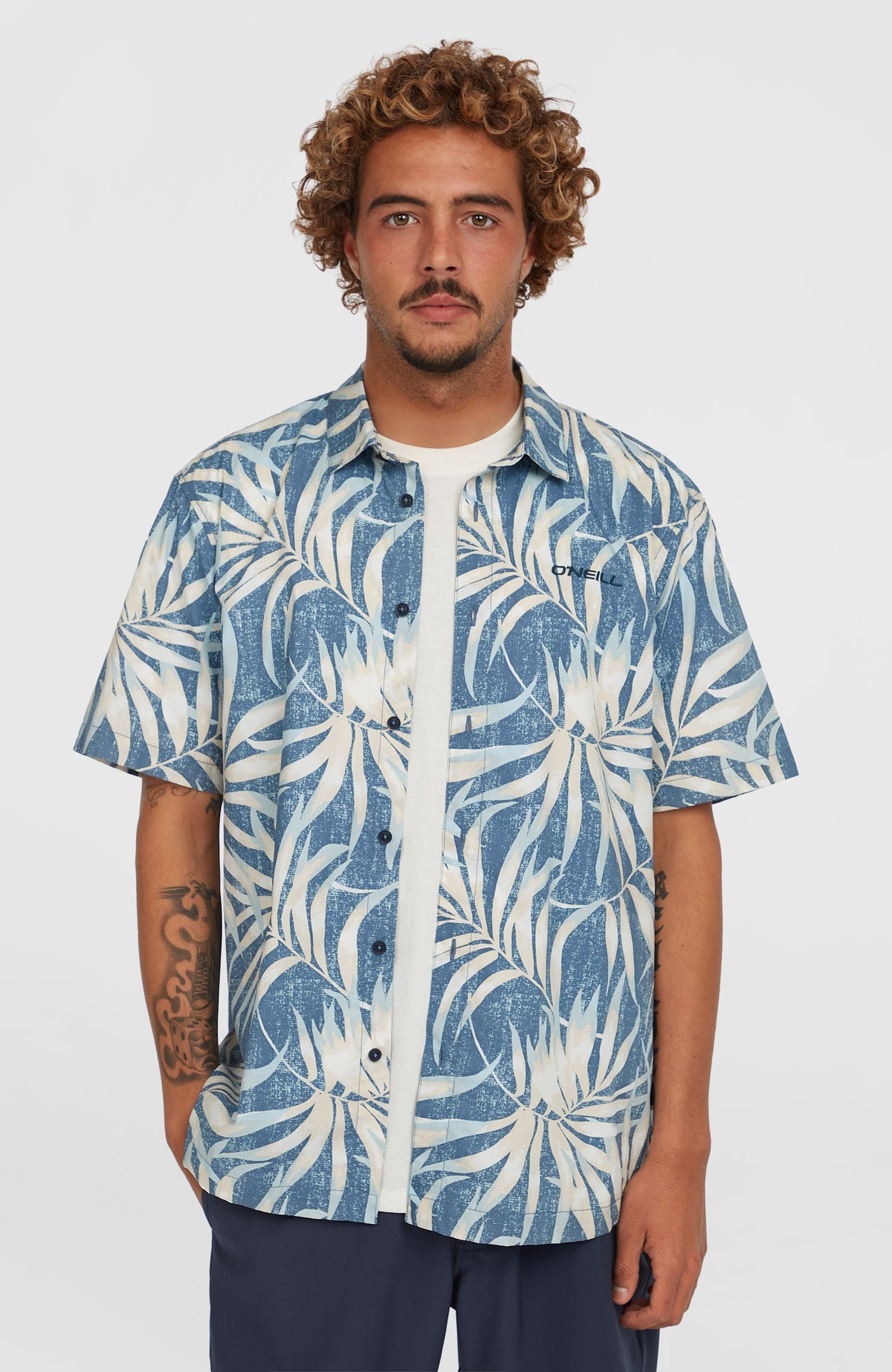 O'Neill Print-Shirt für Herren, blau mit Blättermuster in Beige, Vorderansicht am Model