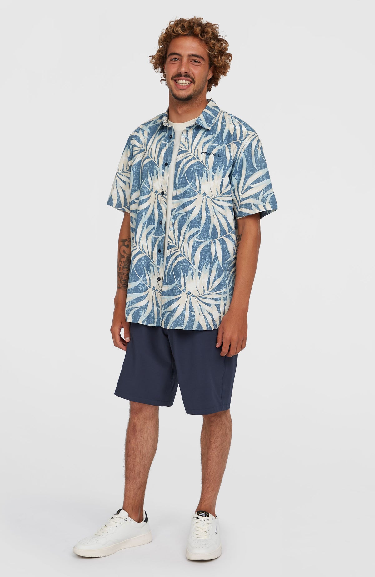Blaues Print-Shirt für Herren mit Blättermuster in Beige, Ganzkörperansicht am Model