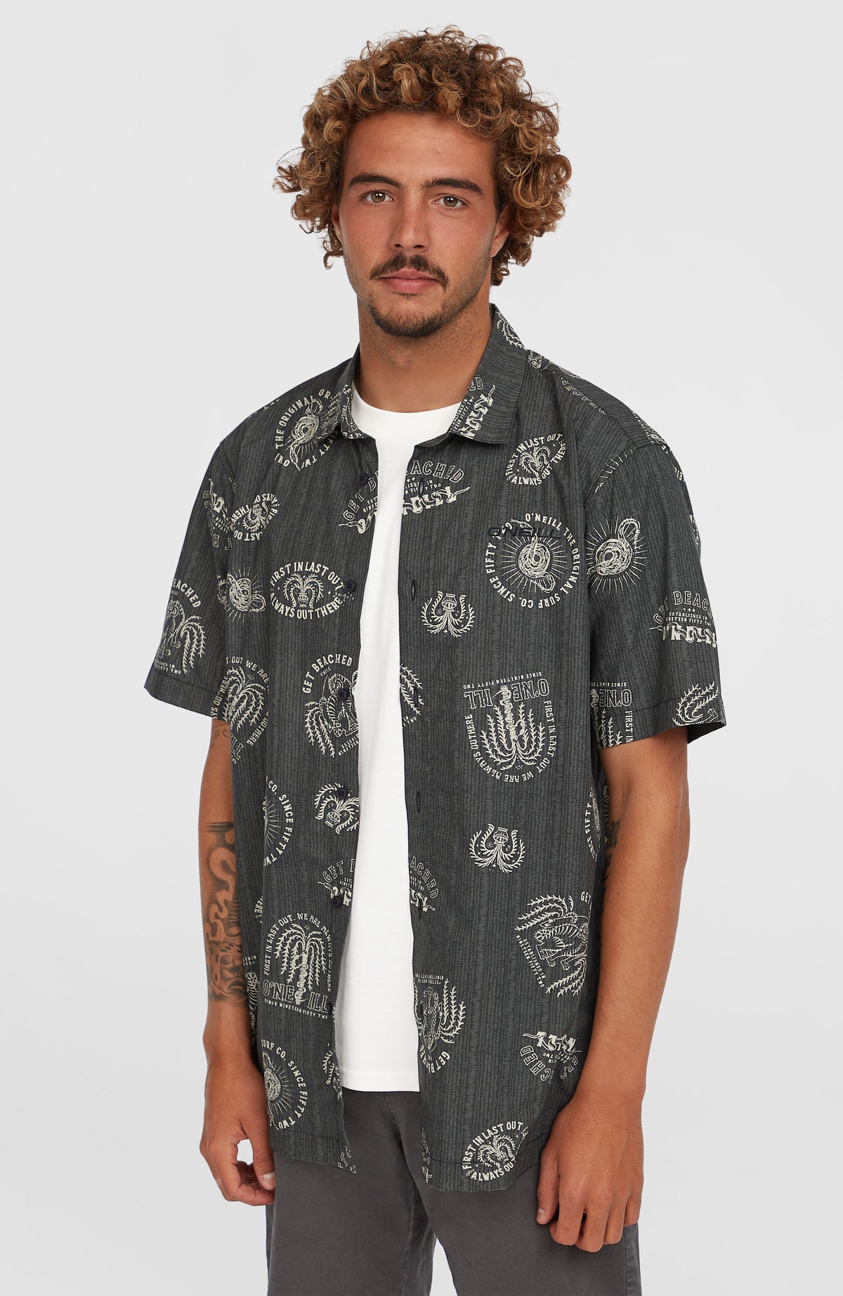 O'Neill Print-Shirt für Herren, schwarz mit Print-Muster in Weiß, Vorderansicht am Model