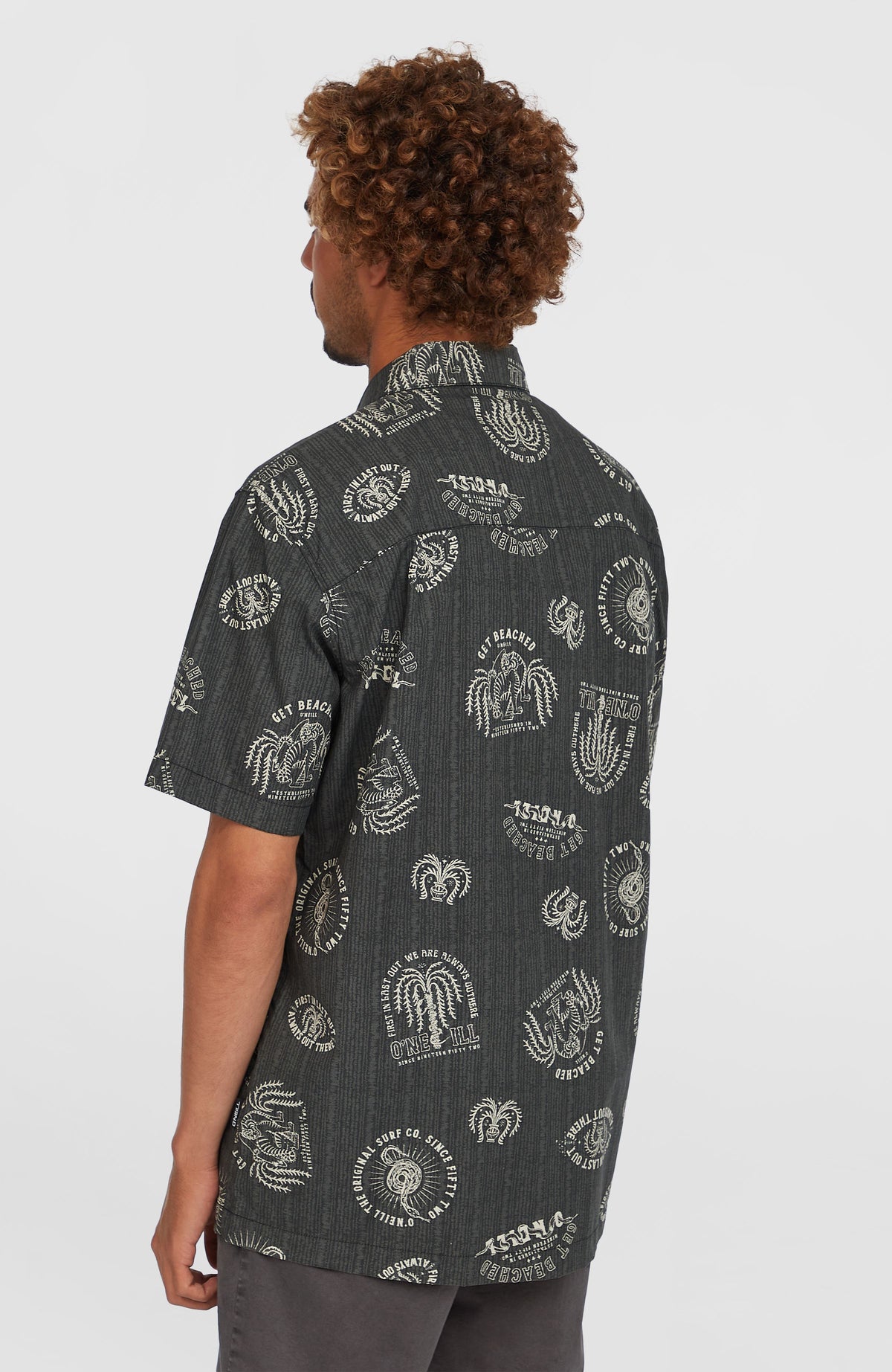 Print-Shirt für Herren, schwarz mit Print-Muster in Weiß, Rückansicht am Model
