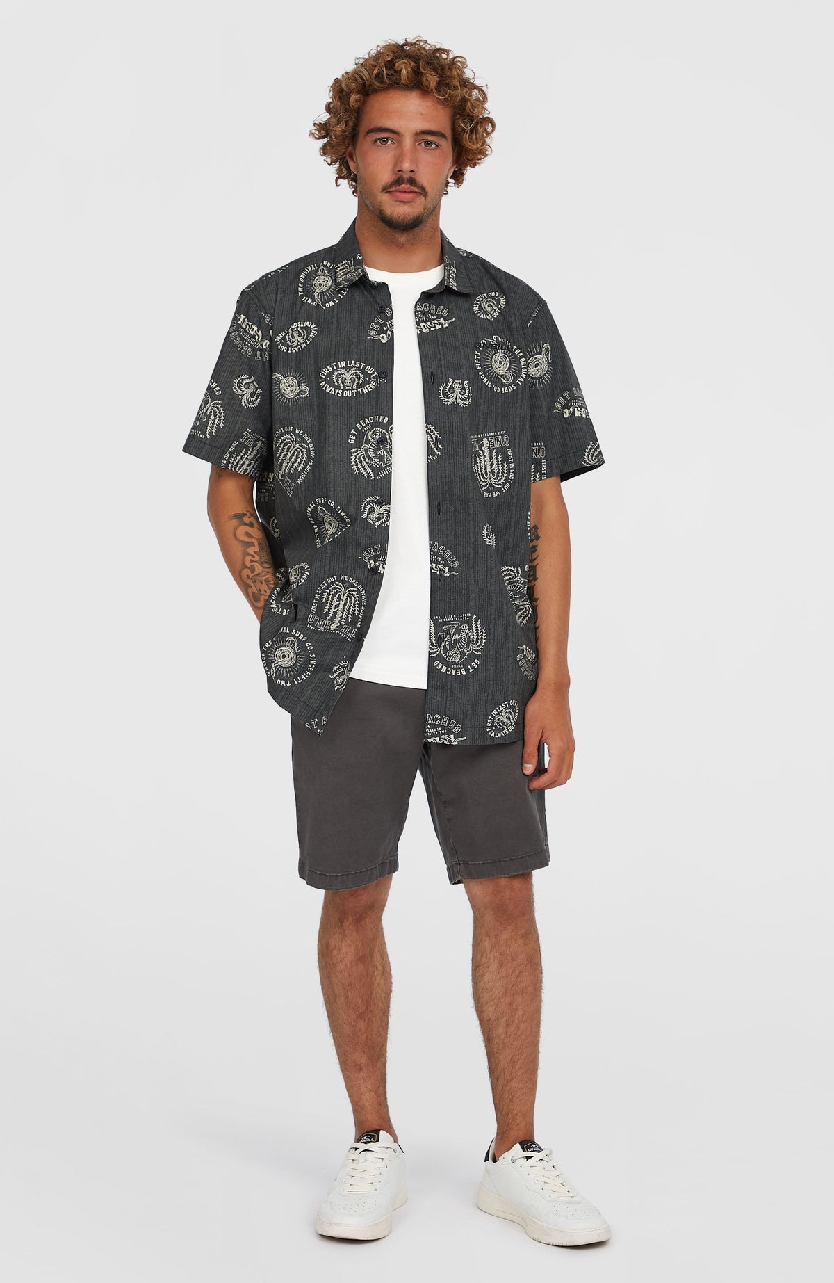Print-Shirt für Herren, schwarz mit Print-Muster in Weiß, Ganzkörperansicht am Model
