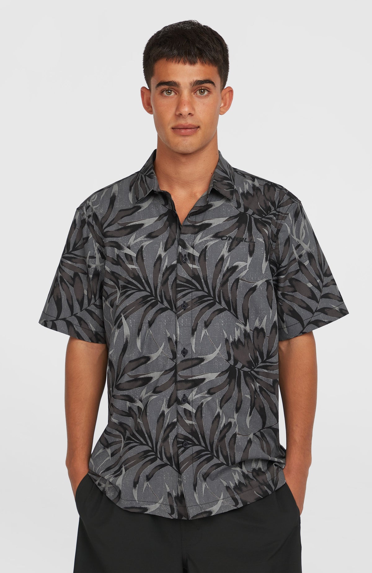 O'Neill Print-Shirt für Herren, schwarz mit Blättermuster in Grau, Vorderansicht am Model