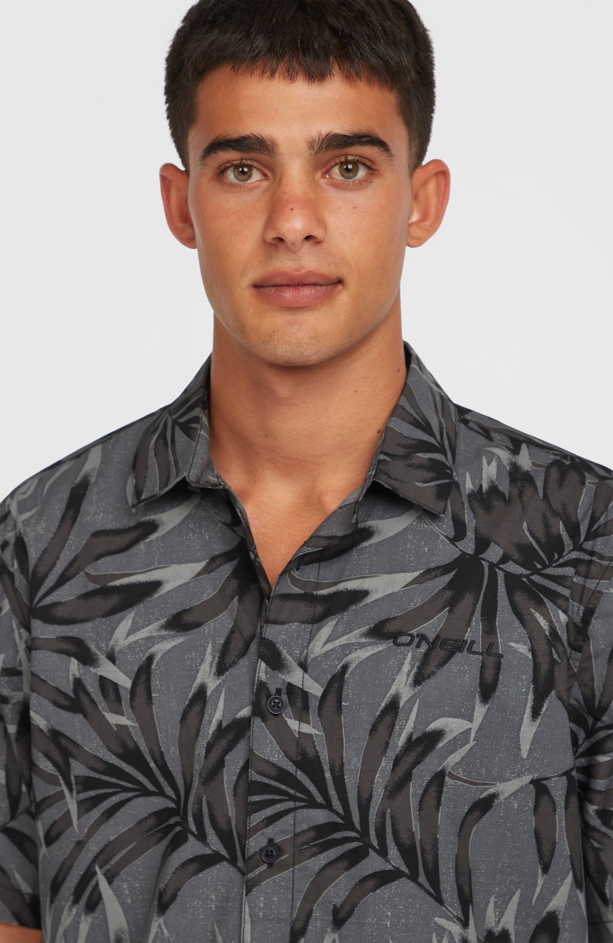 Nahaufnahme des Kragens am schwarzen Print-Shirt für Herren mit Blättermuster in Grau