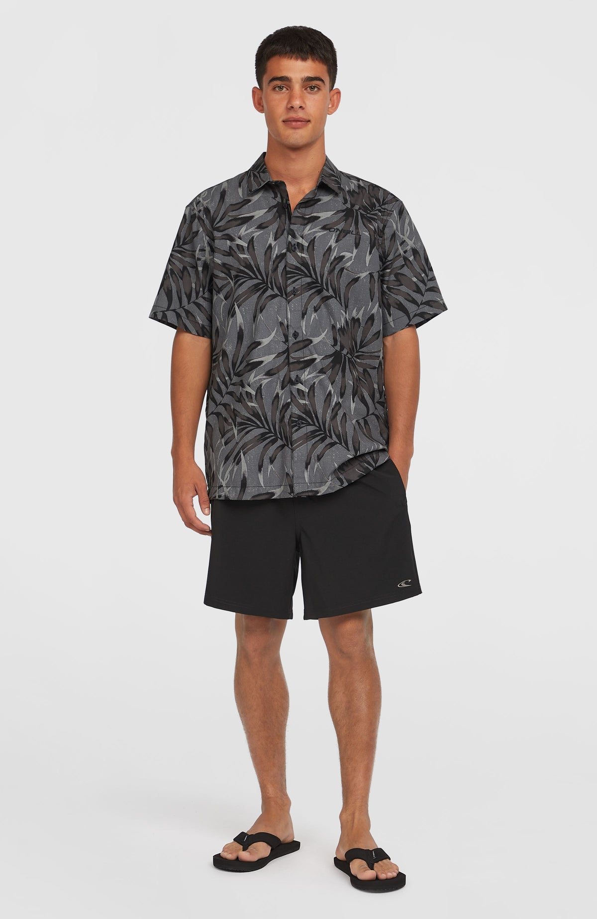 Schwarzes Print-Shirt für Herren mit Blättermuster in Grau, Ganzkörperansicht am Model