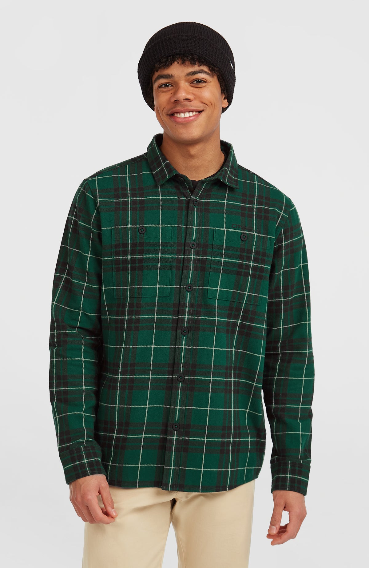 O'Neill Must-Have Flanellhemd für Herren, grün mit Karomuster in Schwarz und Weiß, Vorderansicht am Model