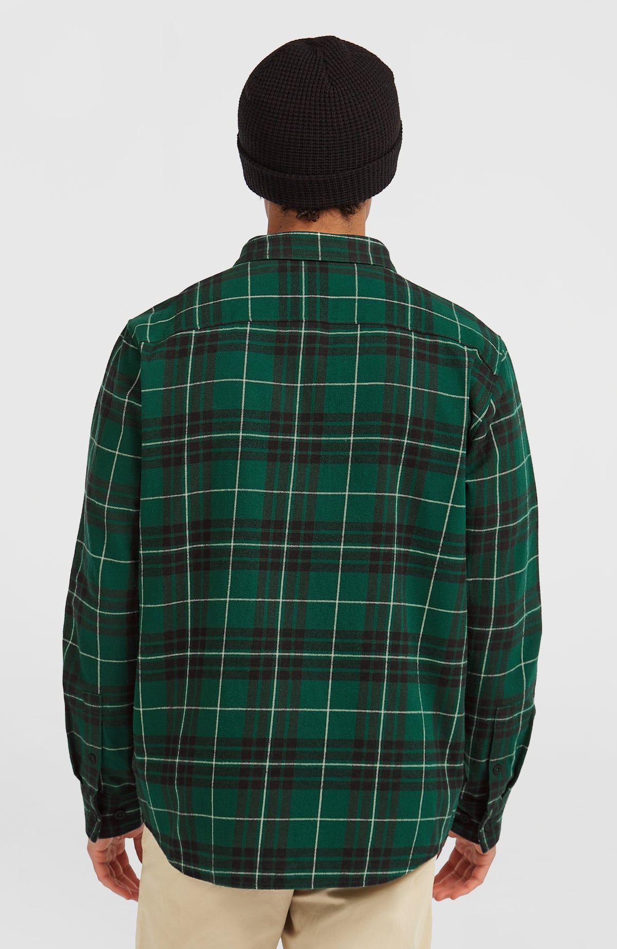 Must-Have Flanellhemd für Herren, grün mit Karomuster in Schwarz und Weiß, vollständige Rückansicht am Model