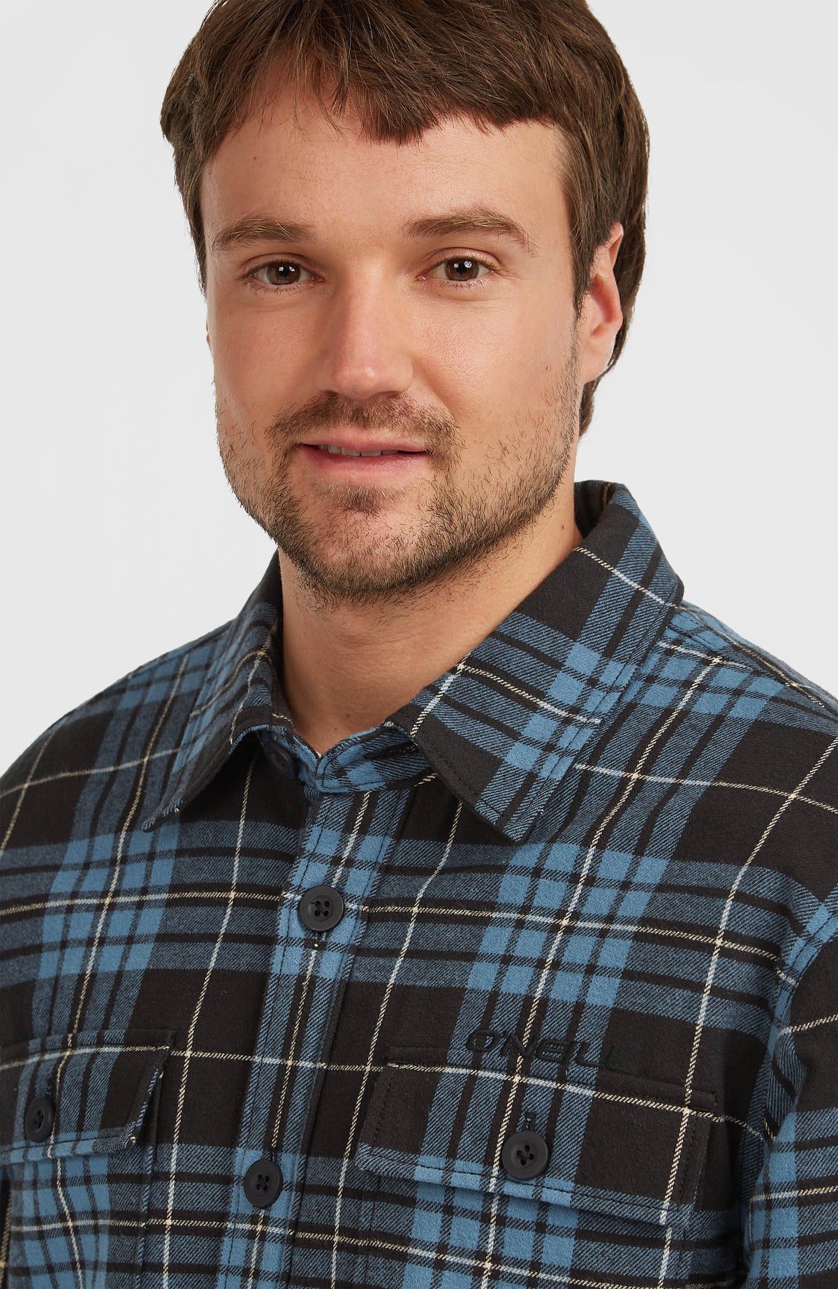 Must-Have Hemd mit Fleecefutter für Herren, blau mit Karomuster in Schwarz, Nahaufnahme von Kragen und Brusttaschen