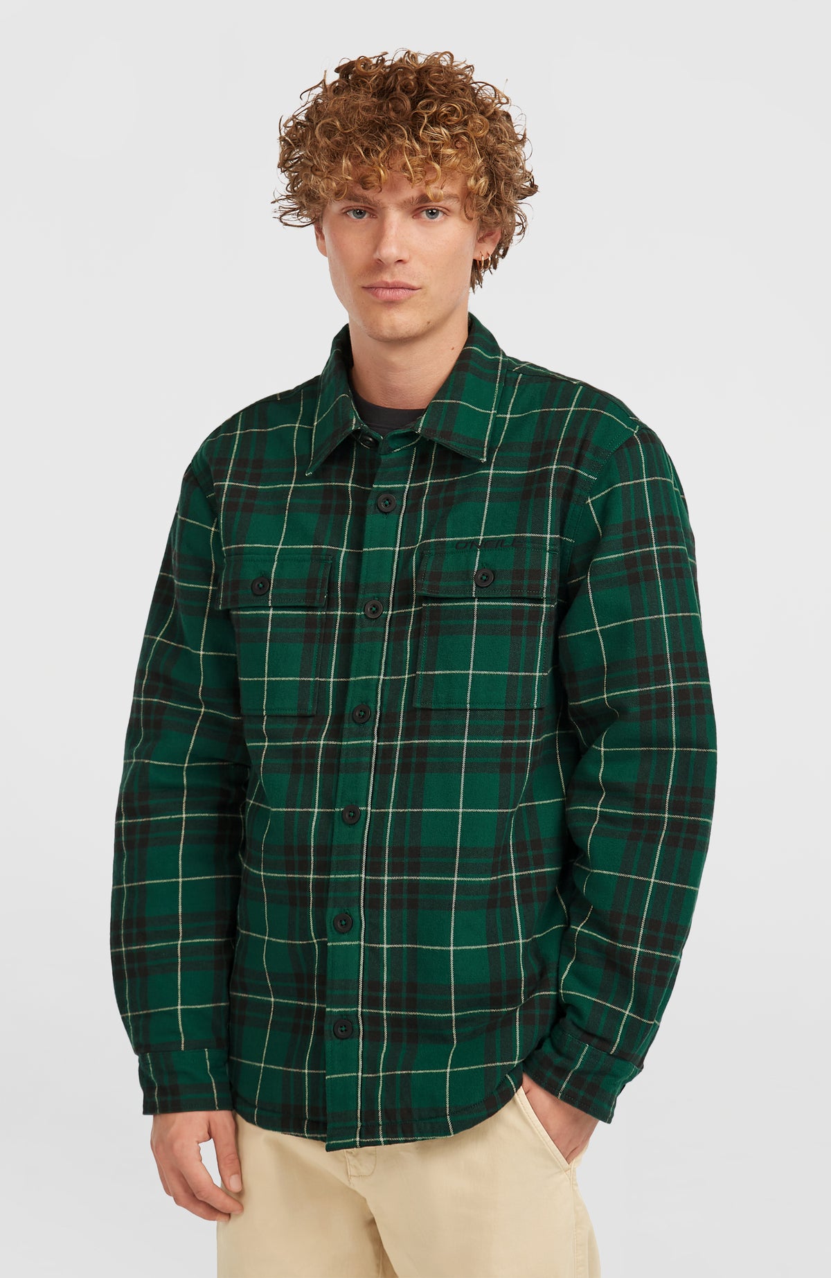 O'Neill Must-Have Hemd mit Fleecefutter für Herren, grün mit Karomuster in Schwarz und Weiß, Vorderansicht am Model