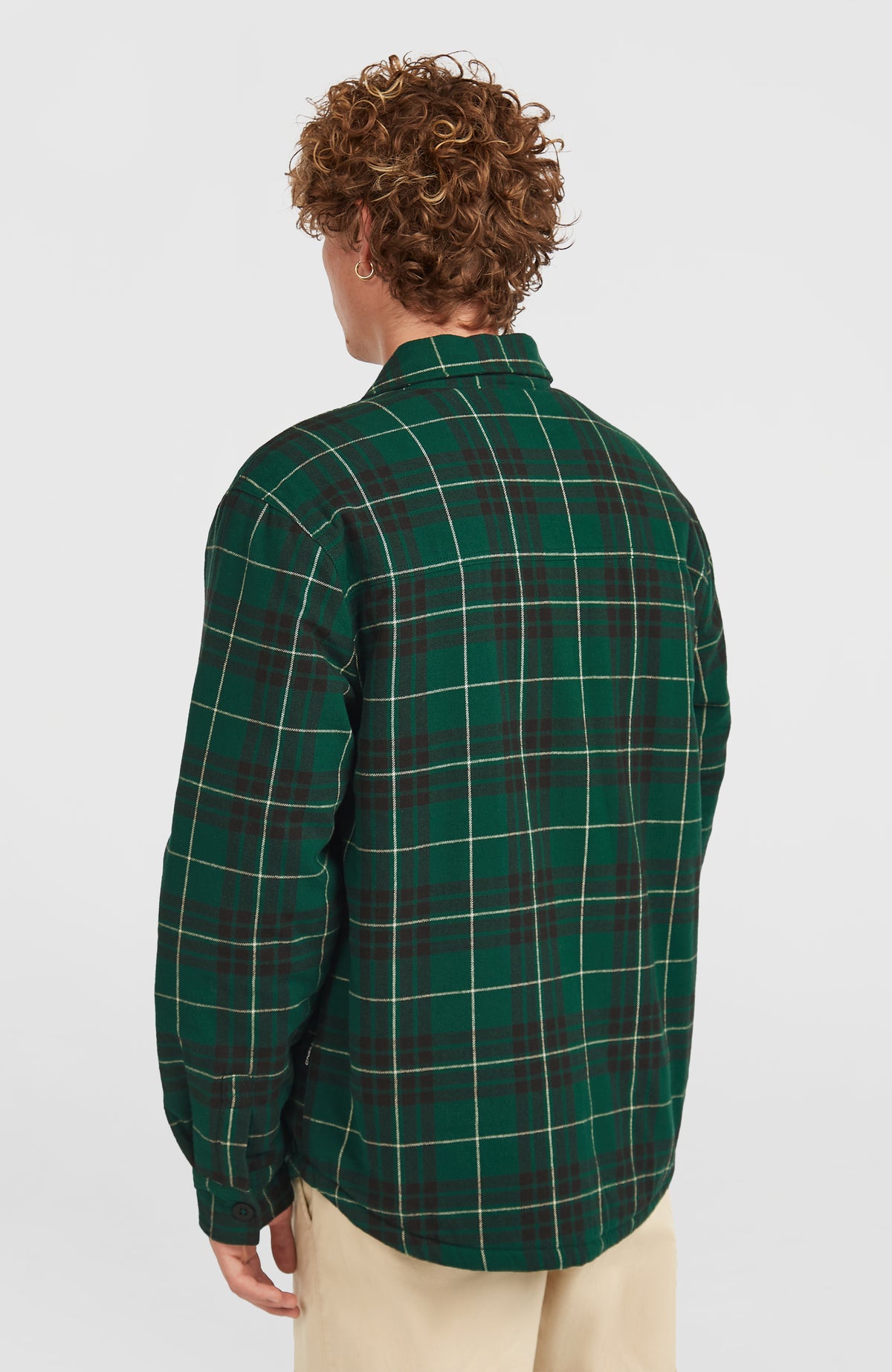 Must-Have Hemd mit Fleecefutter für Herren, grün mit Karomuster in Schwarz und Weiß, Rückansicht am Model
