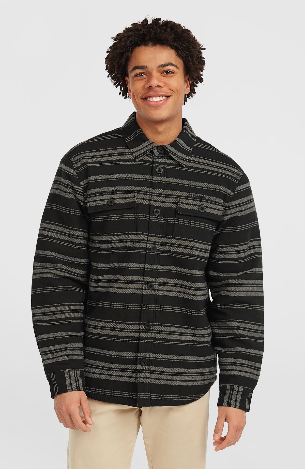 O'Neill Must-Have Hemd mit Fleecefutter für Herren, schwarz mit Streifenmuster in Grau, Vorderansicht am Model