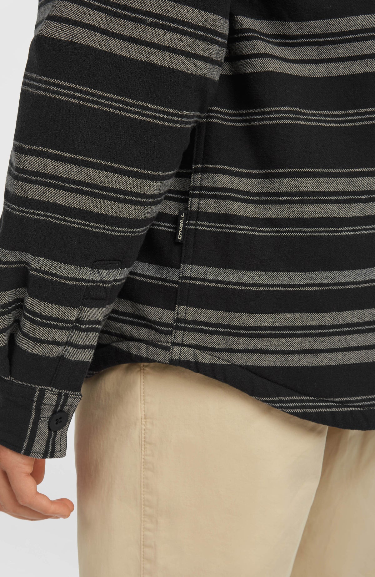 Must-Have Hemd mit Fleecefutter, schwarz mit Streifenmuster in Grau, Nahaufnahme der Seitennaht mit Logo-Label am Model