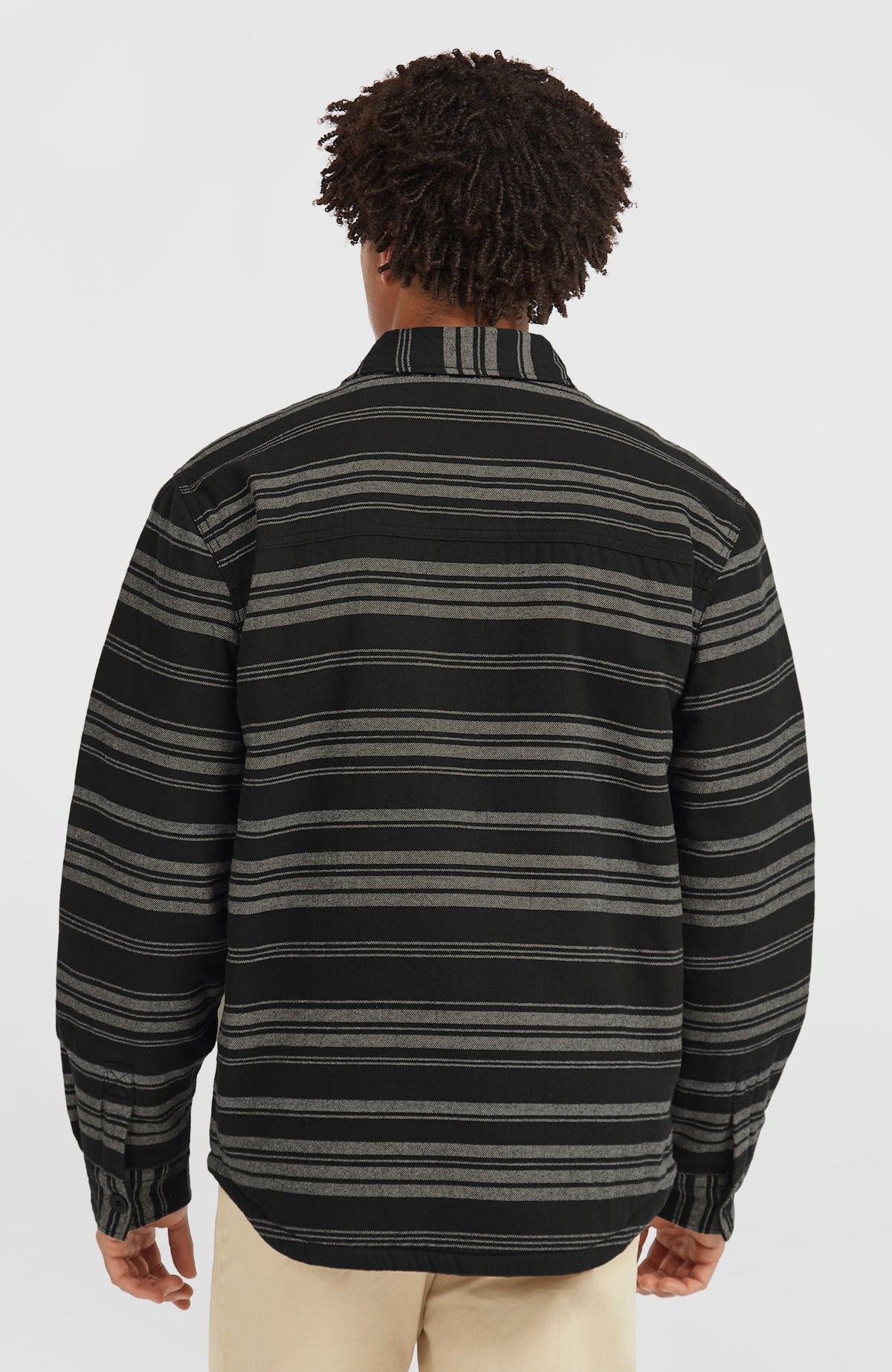 Must-Have Hemd mit Fleecefutter für Herren, schwarz mit Streifenmuster in Grau, Rückansicht getragen am Model