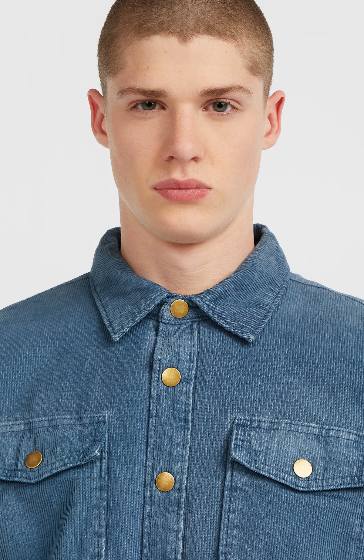 O'Riginals Cord-Overshirt für Herren, blau, Nahaufnahme von Kragen und Druckknöpfen am Model