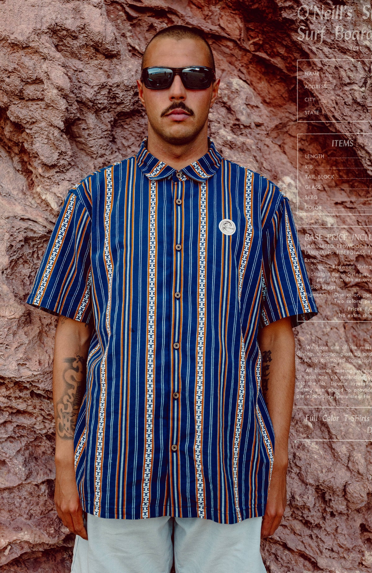 O'Riginals Jacquard-Hemd für Herren, blau mit Streifenmuster, Vorderansicht mit Knopfleiste vor Felswand