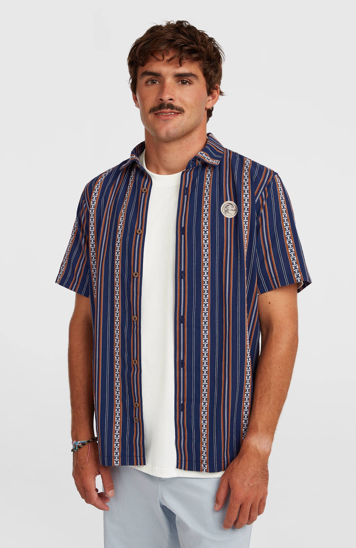 O'Neill O'Riginals Jacquard-Hemd für Herren, blau mit Streifenmuster in Orange und Weiß, Vorderansicht am Model