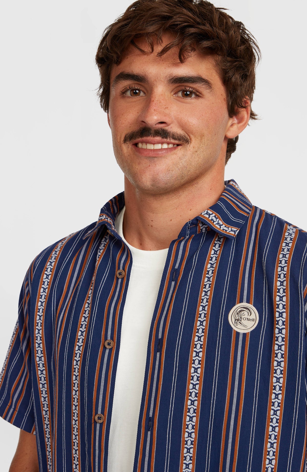 O'Riginals Jacquard-Hemd, blau mit Streifenmuster in Orange und Weiß, Nahaufnahme von Kragen und Logo-Badge