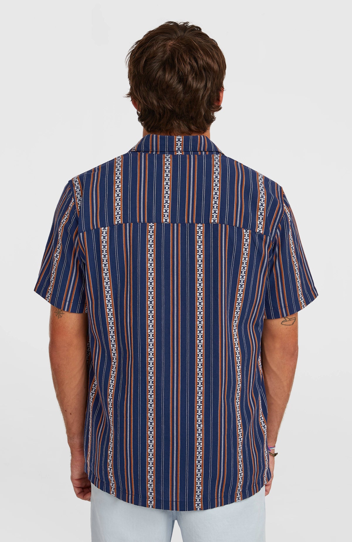 O'Riginals Jacquard-Hemd für Herren, blau mit Streifenmuster in Orange und Weiß, gerade Rückansicht am Model