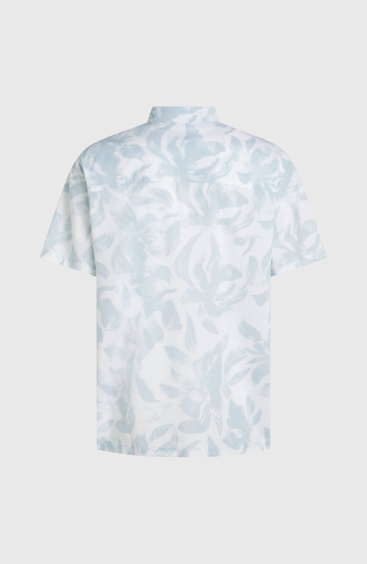 Print Shirt für Herren, weiß mit Blumenmuster in Hellblau, freigestellt von hinten mit kurzer Ärmelpartie