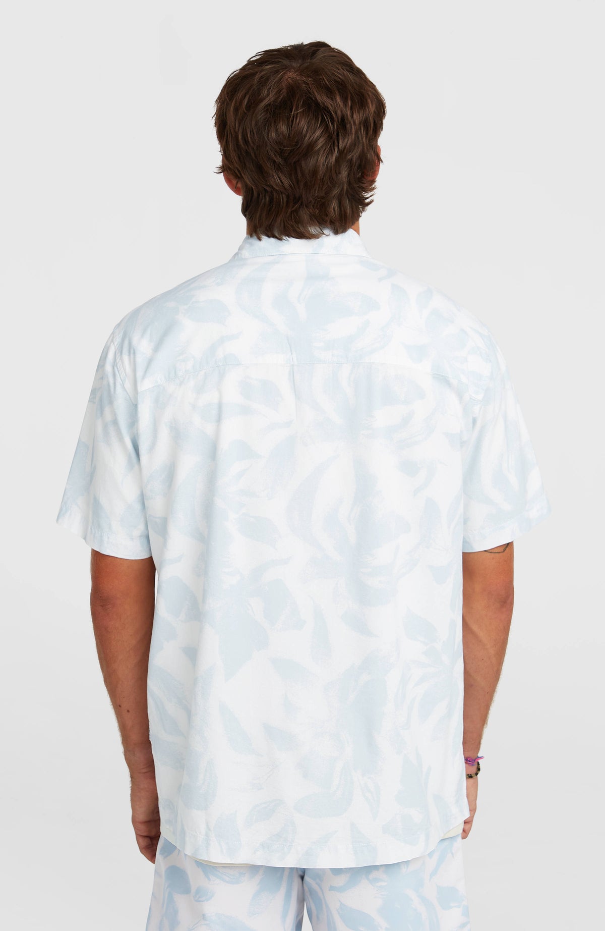 Print Shirt für Herren, weiß mit Blumenmuster in Hellblau, Rückansicht am Model mit horizontaler Passennaht